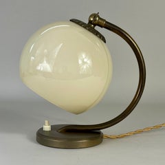Lampada da tavolo in ottone patinato e vetro opalino in stile Art Déco, Germania, anni ’30