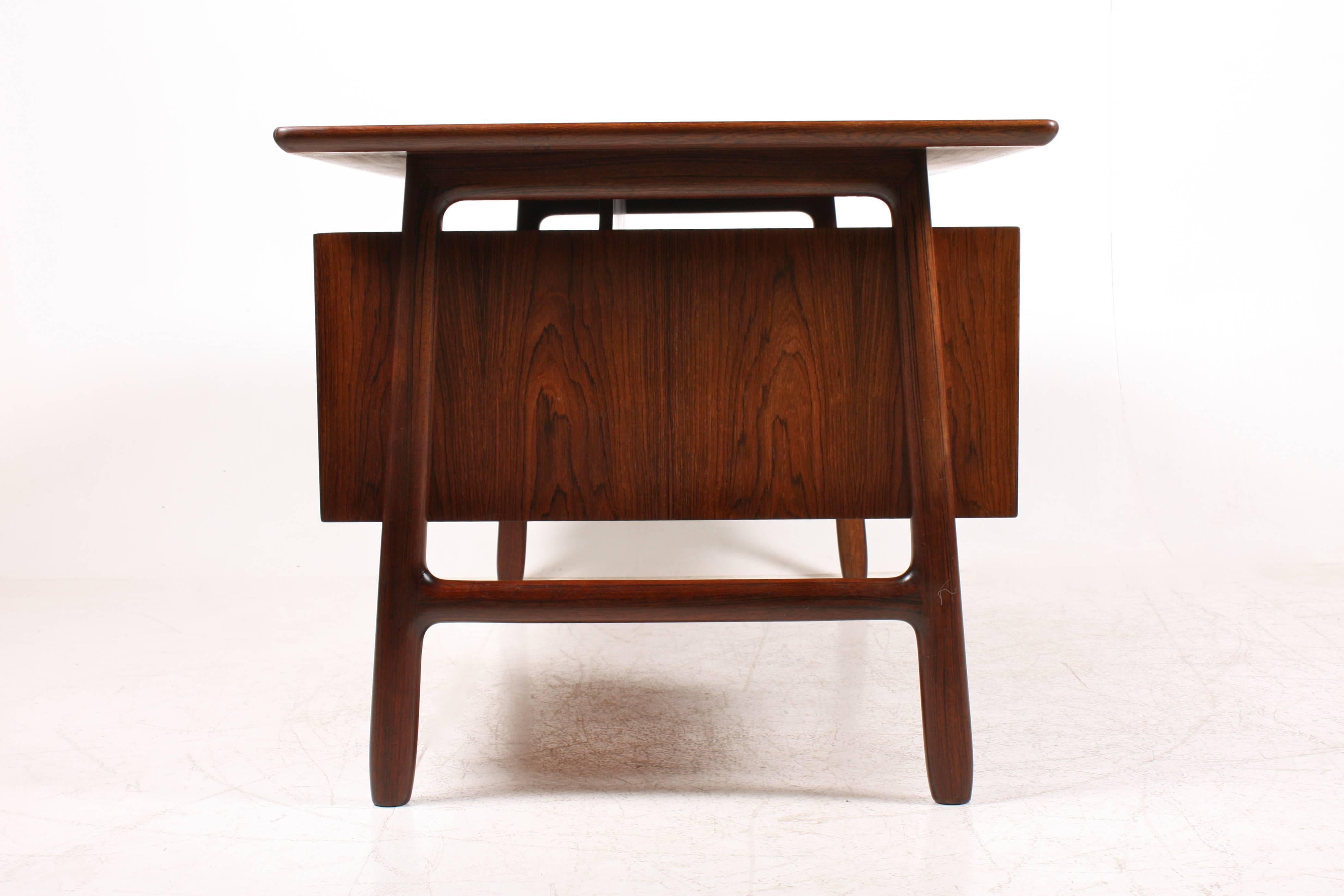Toller freistehender Schreibtisch aus Palisanderholz, entworfen von Gunni Oman für Oman Jun, Dänemark, 1957. Sehr schöner Originalzustand.