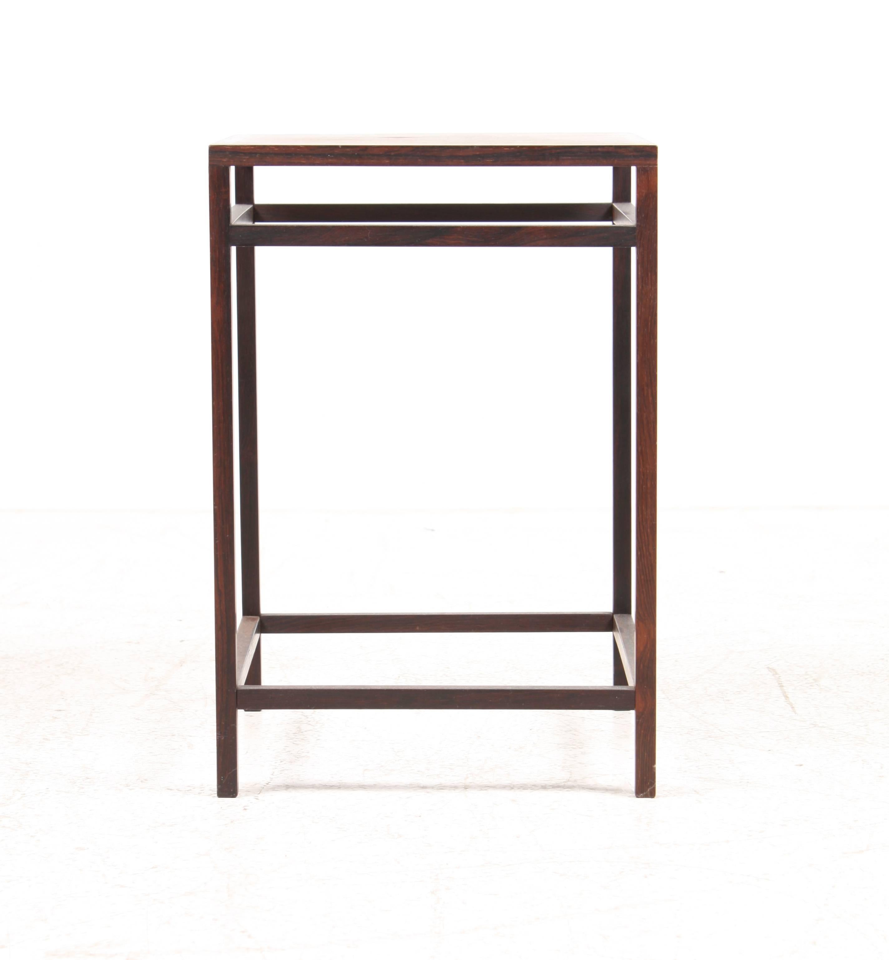 Side table in Brazilian rosewood designed by Ejner Larsen and Aksel Bender Madsen for Willy Beck Cabinet Makers Copenhagen. Made in Denmark in the 1950s. Great original condition.