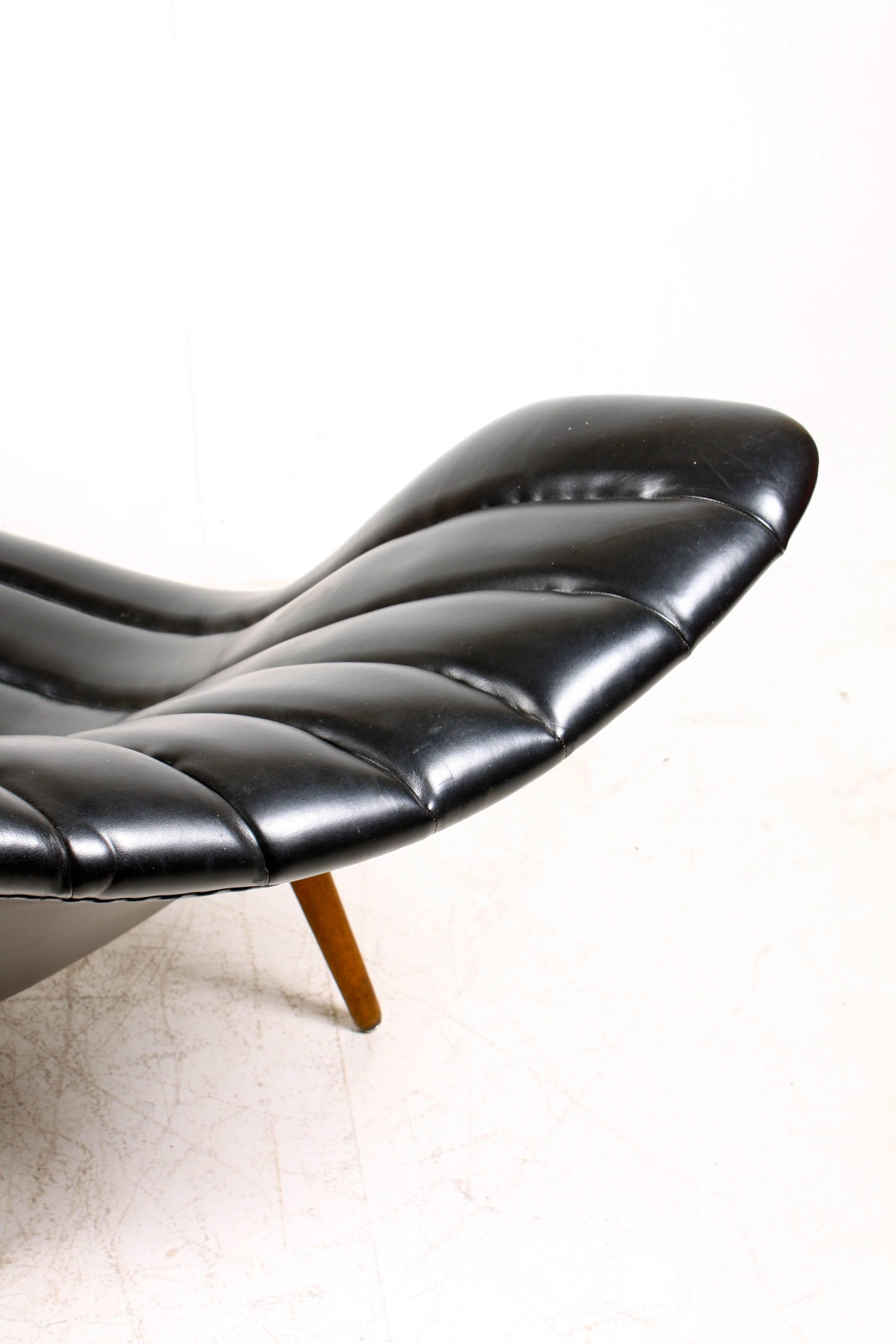 Great looking chaise designed by Hans Hartel for Deutsche Werkstätte in the 1950s. Upholstered in faux leather standing on patinated oak legs. Made in Germany in the 1950s. Nice original condition.