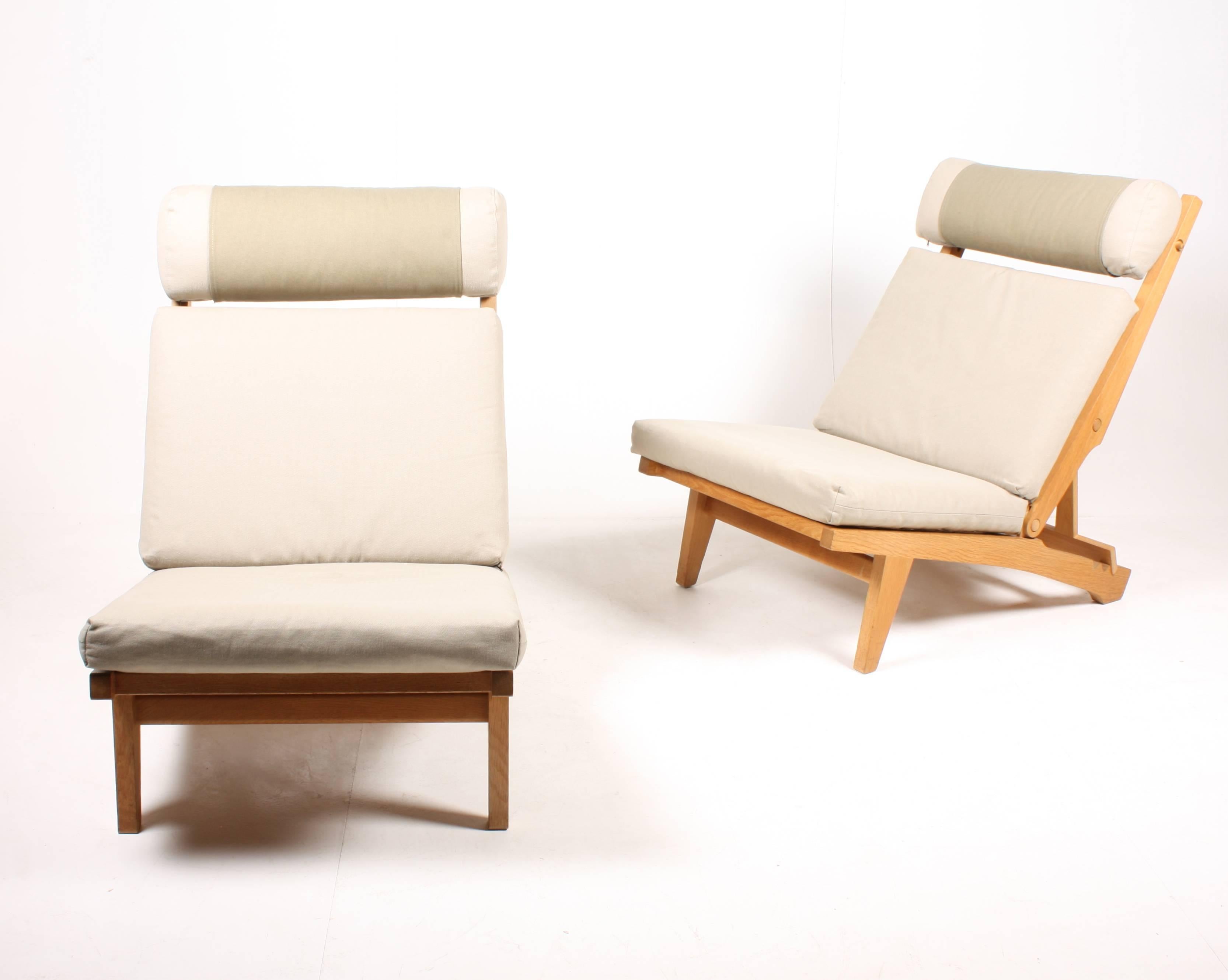 Pair of AP71 folding chairs in solid oak with canvas upholstery. Designed by Hans J Wegner for AP stolen Valby in the 1968. Great original condition.
A rare folding oak frame lounge chair with an adjustable back and headrest. The design of the AP