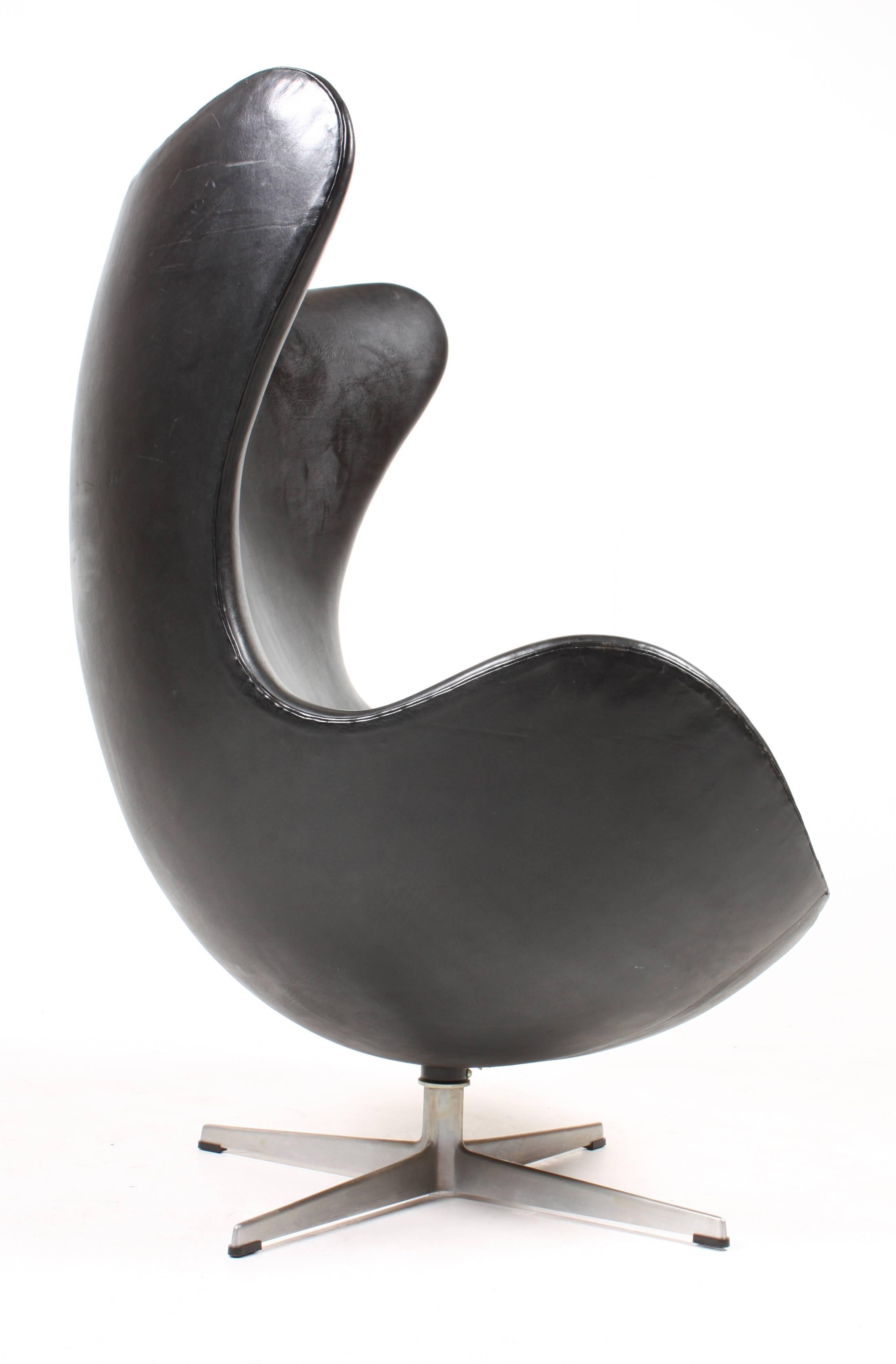 Egg chair in patinated black leather designed by Maa. Arne Jacobsen in 1958.
This chair is made in Denmark in 1970. The chair is in very good original condition.