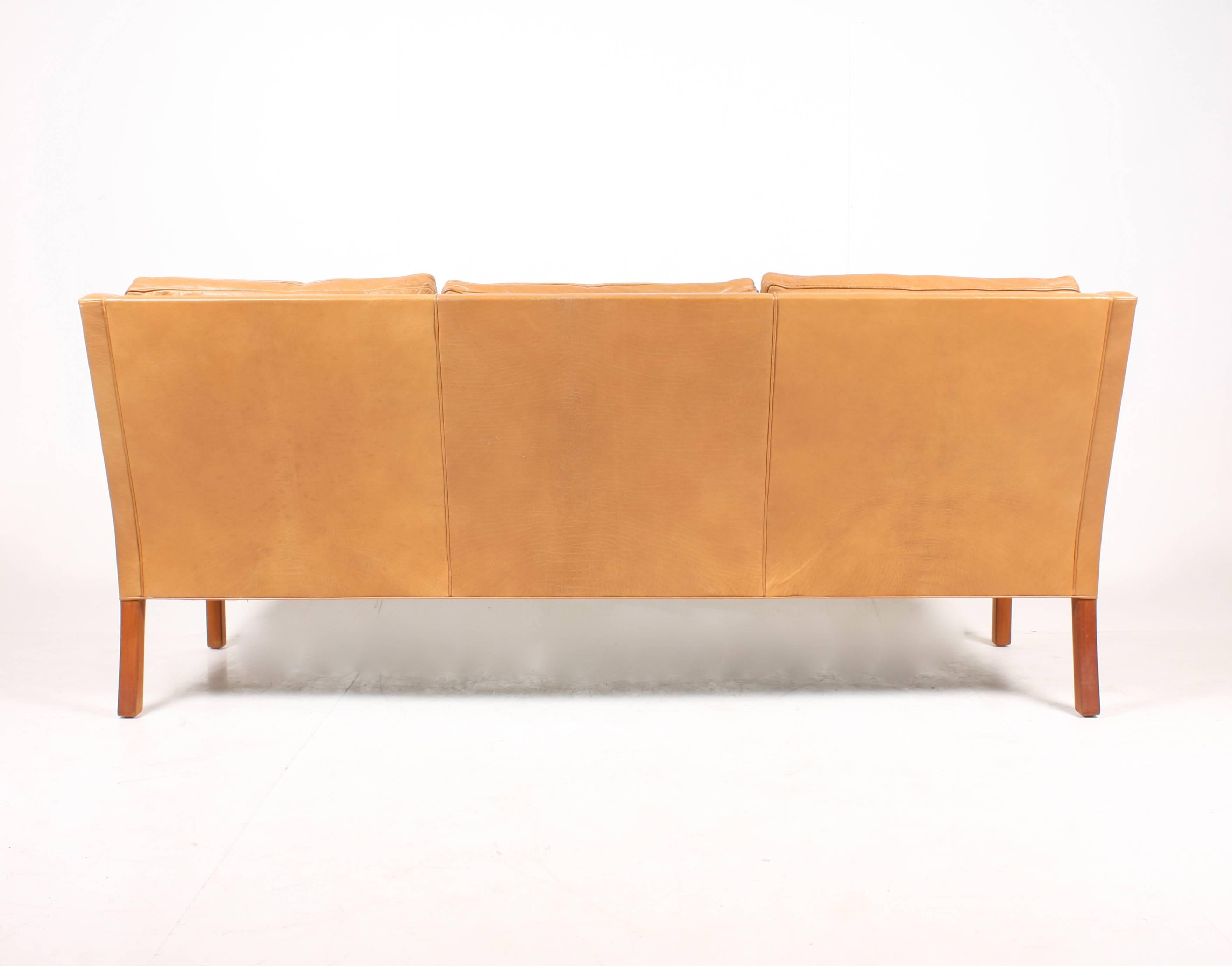 Elegant sofa model no. 2209 in patinated leather standing on legs of mahogany. Designed by Maa. Børge Mogensen in 1962 and made by Fredericia Furniture. Great original condition.