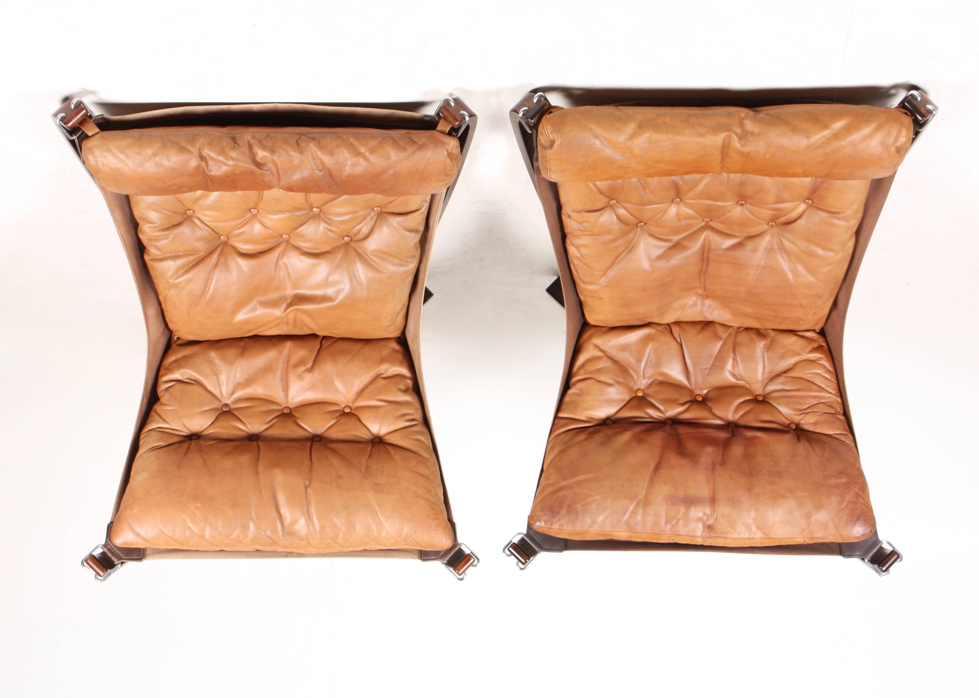 Pair of Falcon Chairs in Patinated Leather In Excellent Condition In Lejre, DK