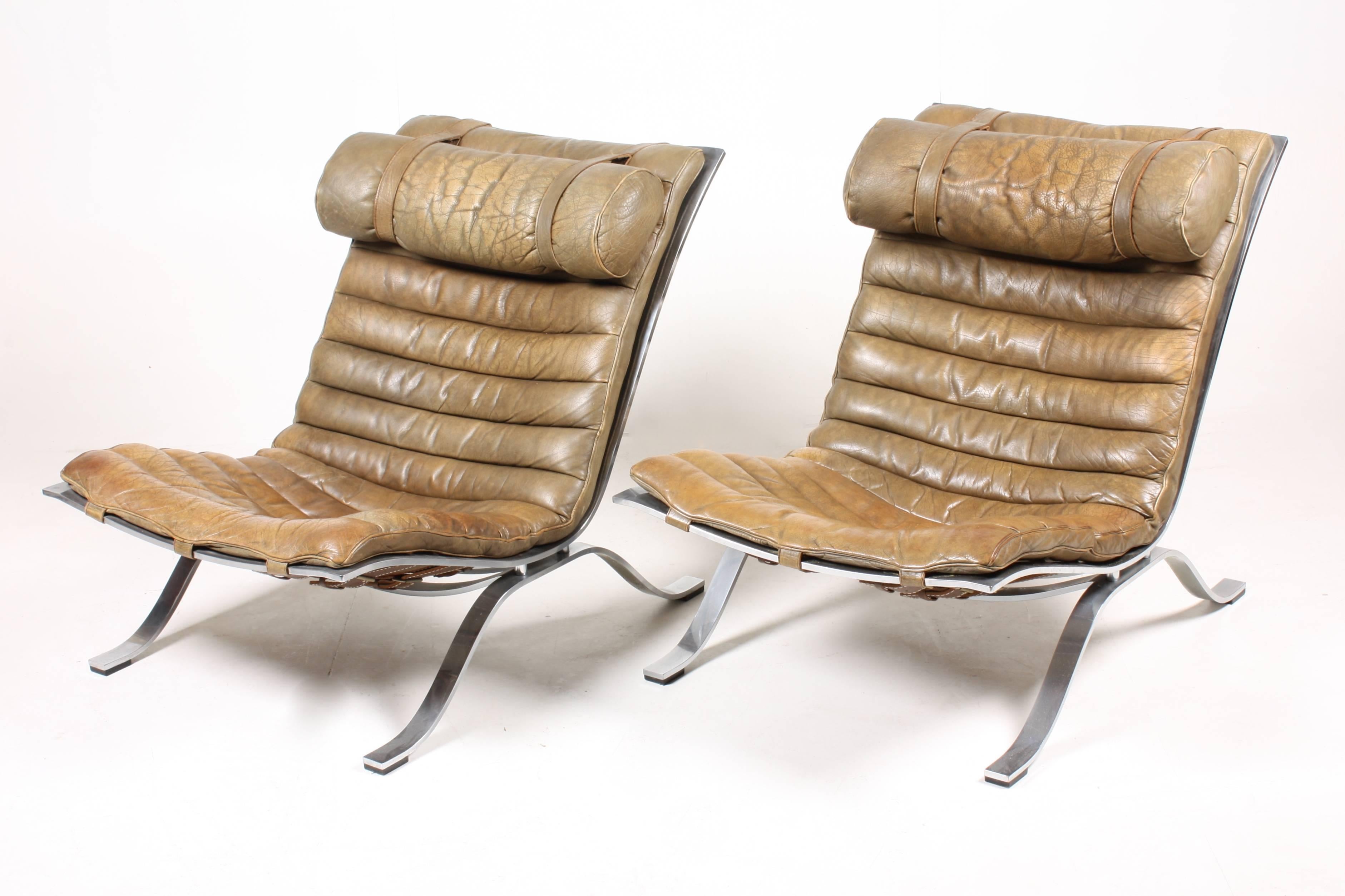 Pair of Ari Lounge Chairs 1