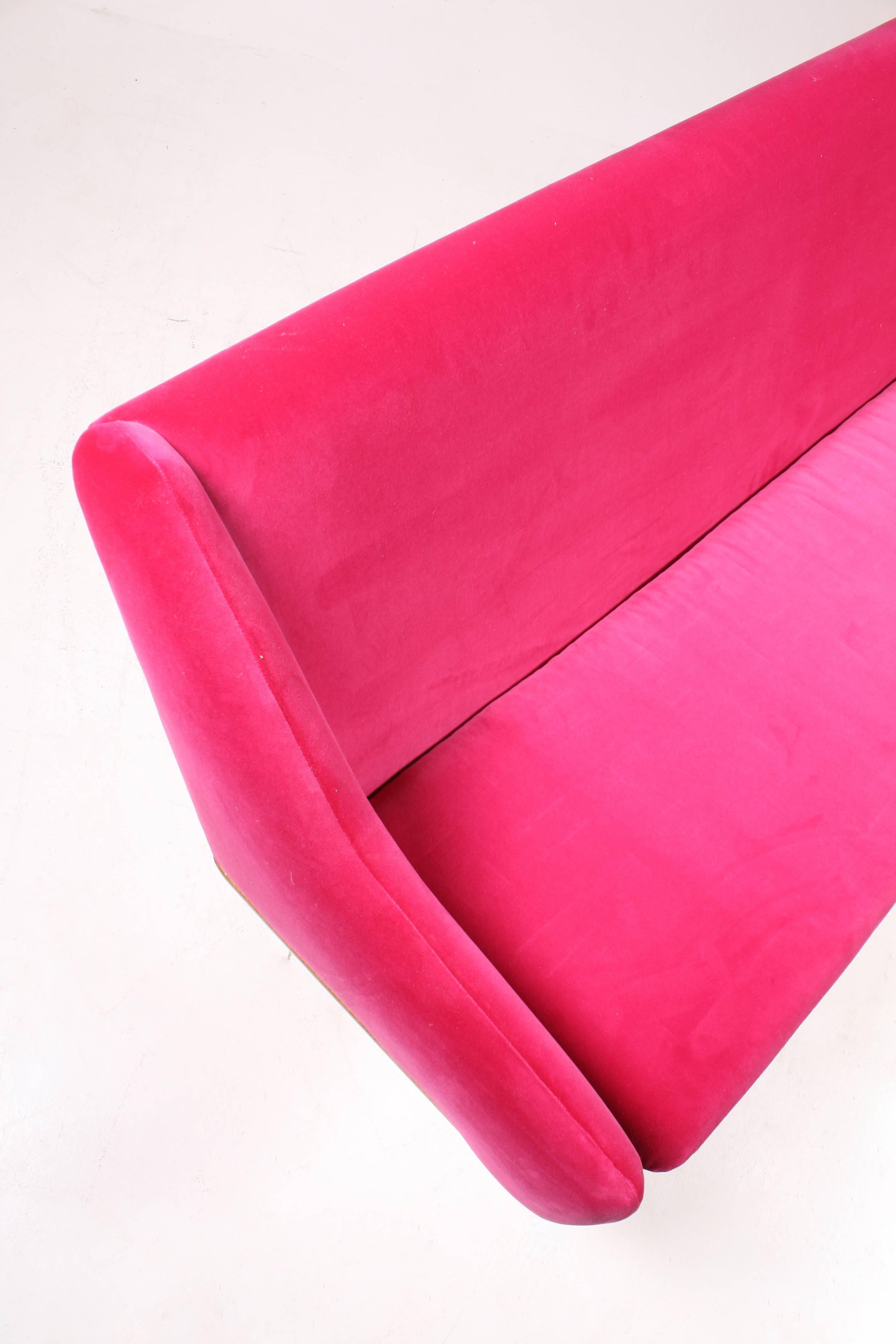 Elegant Four-Seat Fuchsia Velvet Sofa In Excellent Condition In Lejre, DK