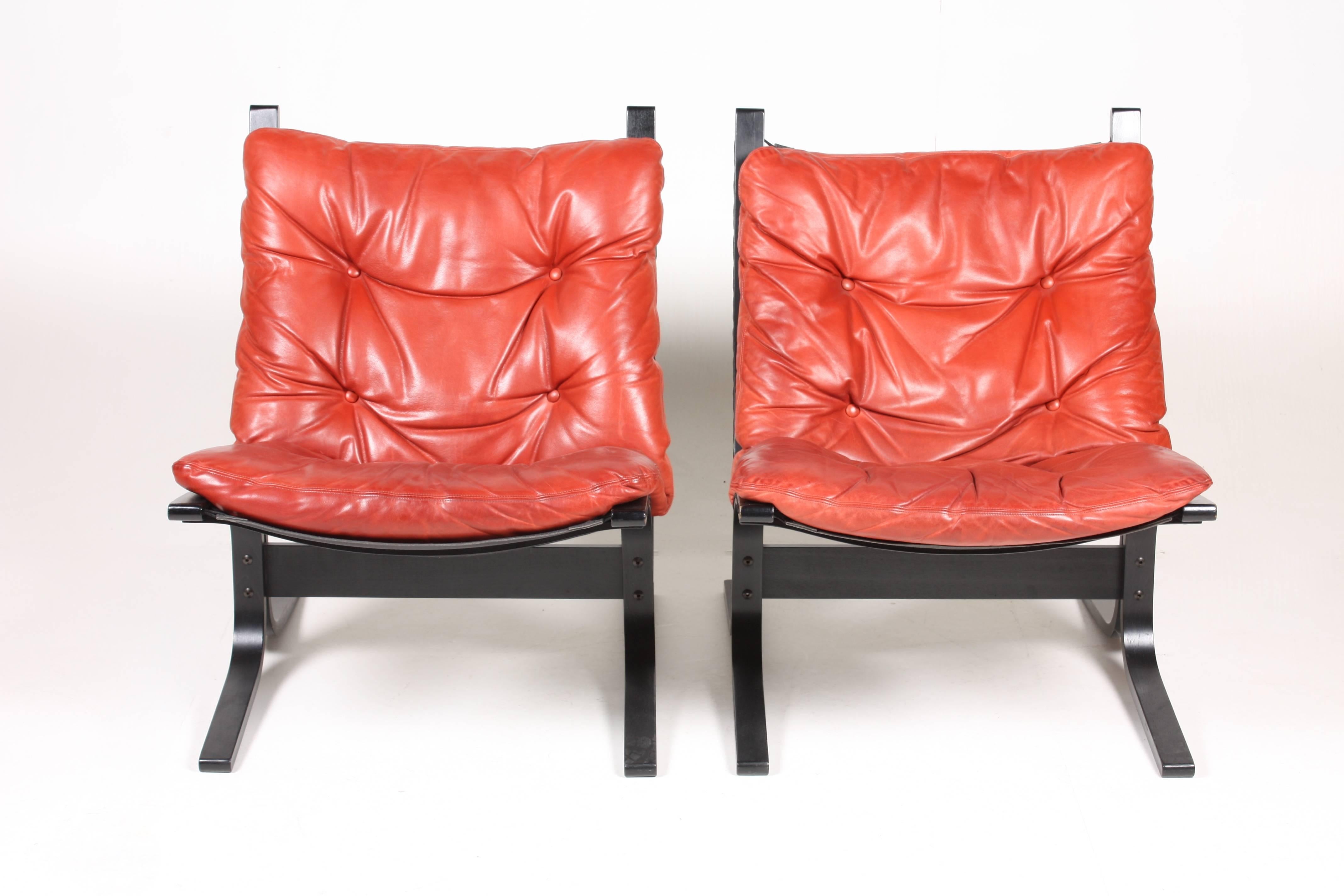 Great looking and very comfortable lounge chair in patinated leather and plywood. Designed by Ingmar Relling in 1965. Made in Norway. Great original condition. (4).