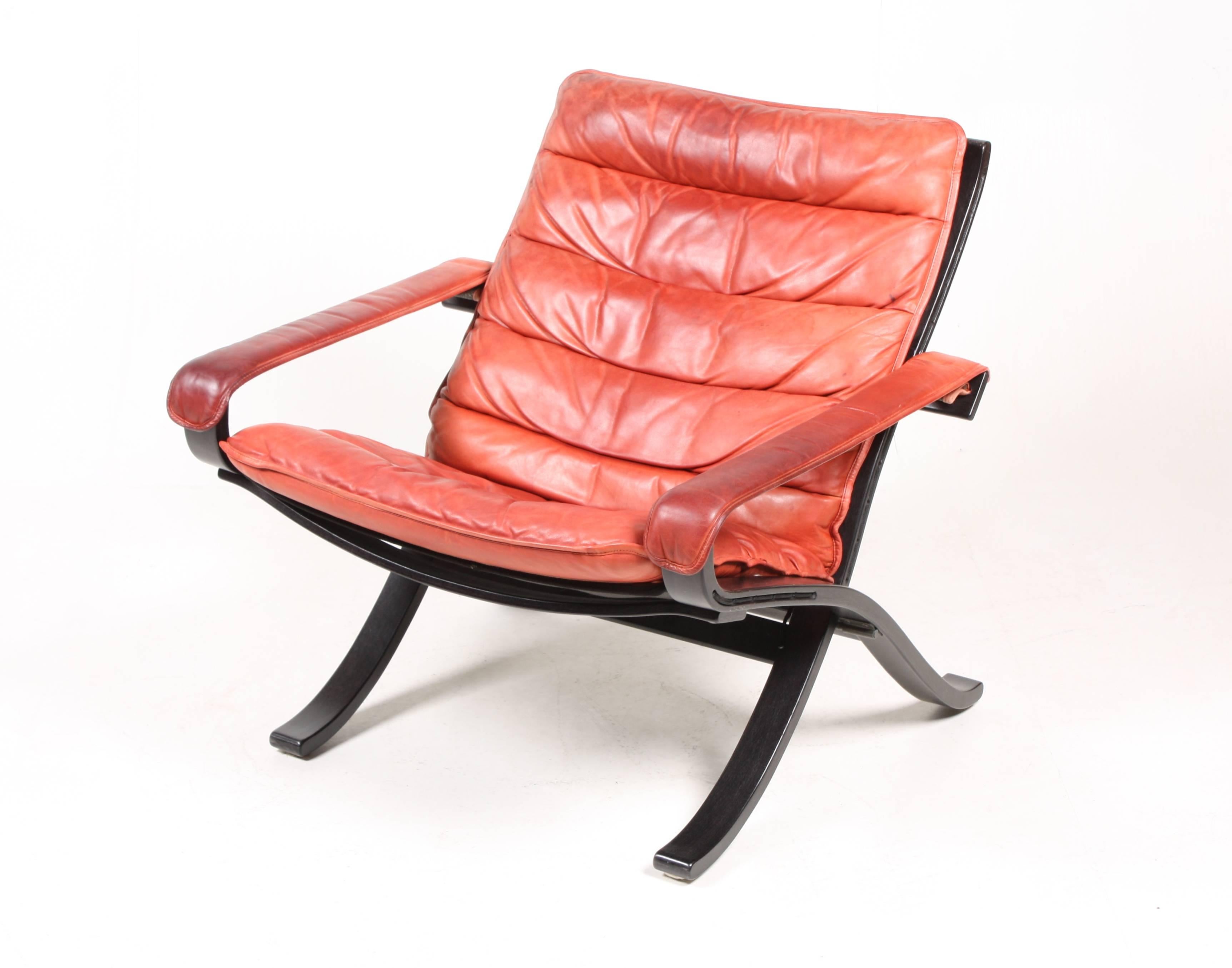 Late 20th Century Pair of Lounge Chairs Model 