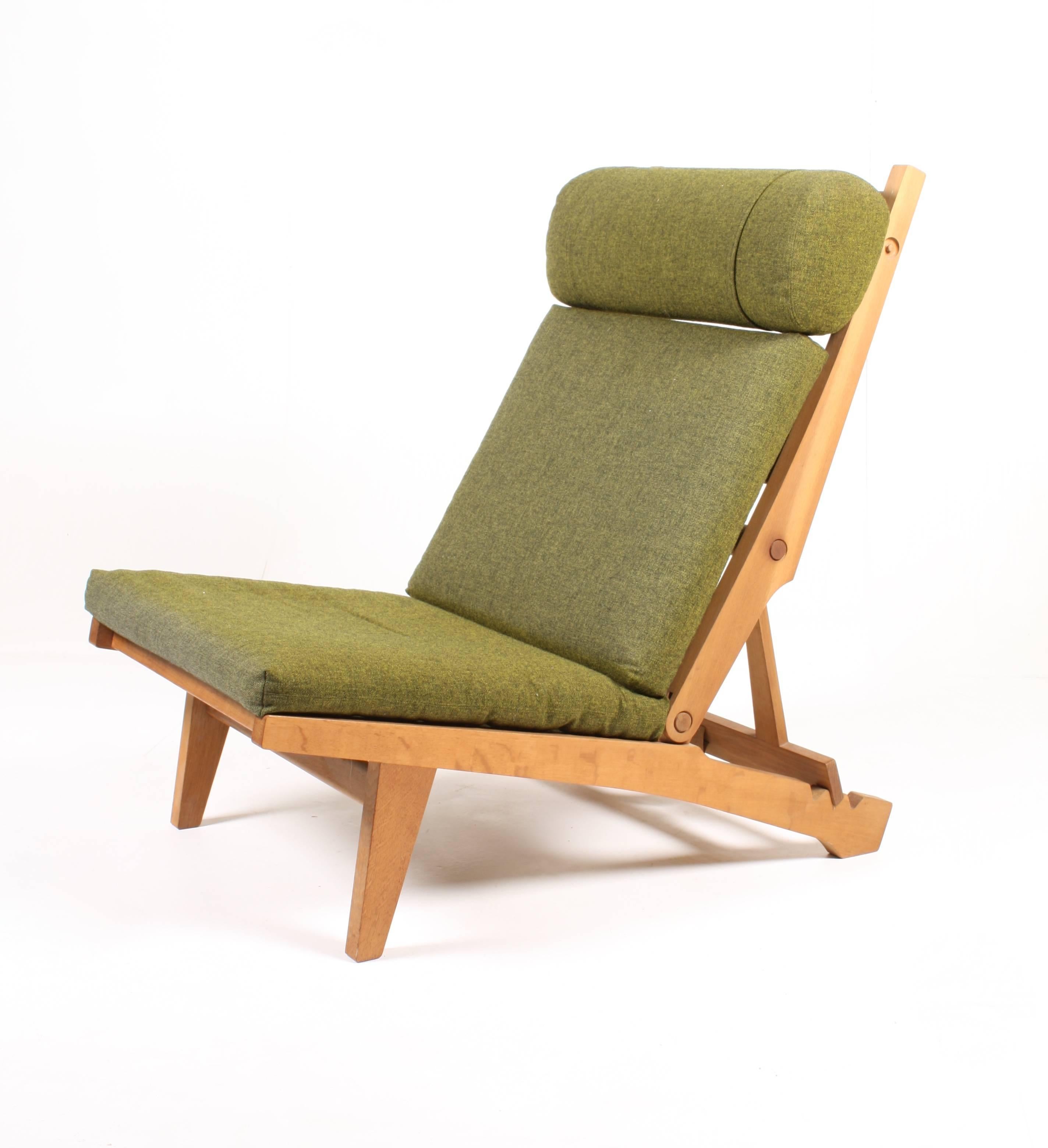 Three AP71 folding chairs in solid oak with green wool upholstery. The chairs can be put together for a sofa. Designed by Hans J Wegner for AP stolen Valby in the 1968. Great original condition. A rare oak frame folding lounge chair with an