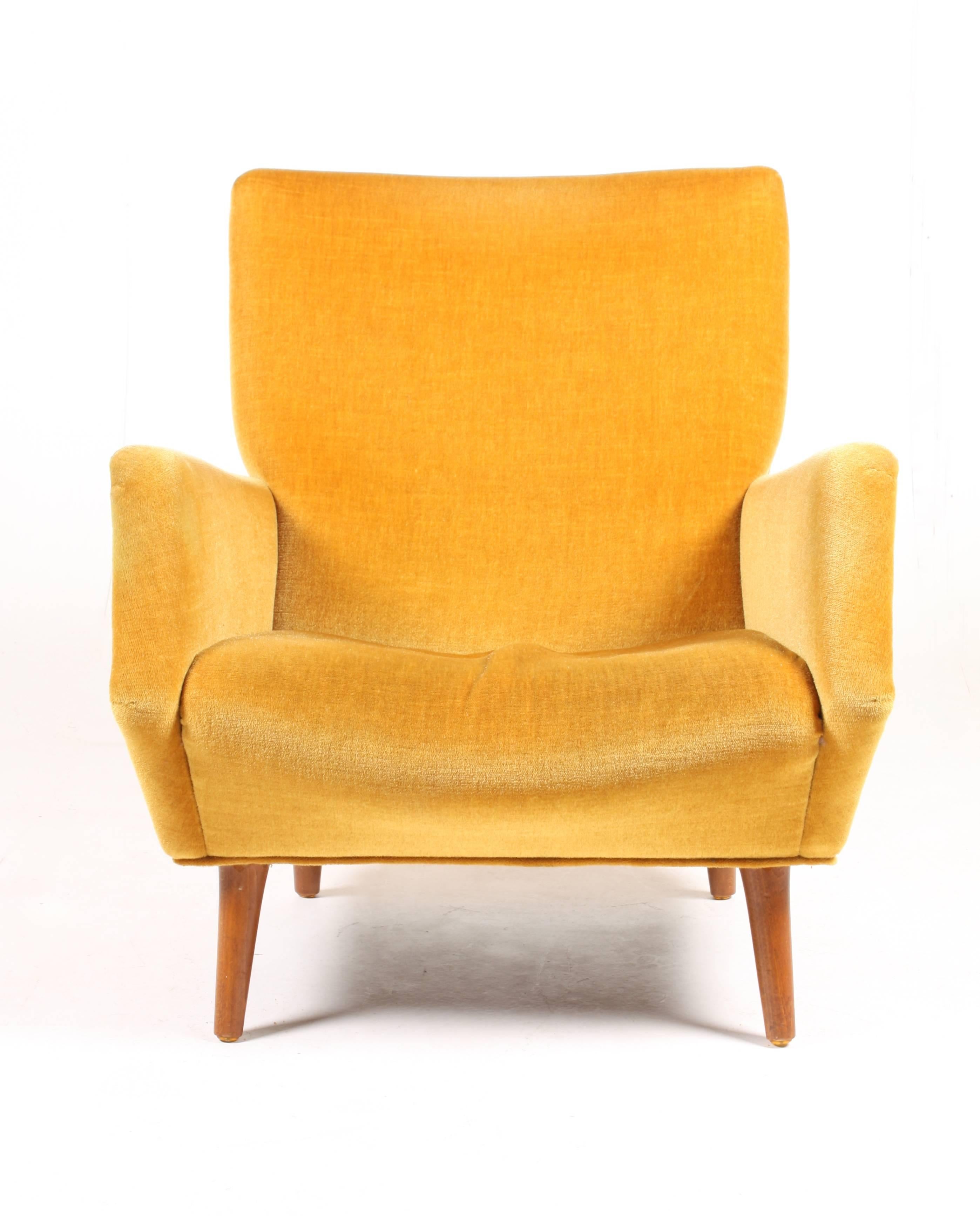 Pair of very comfortable lounge chairs in yellow velvet. Designed by Gio Ponti Cassina, Italy. Pristine condition.