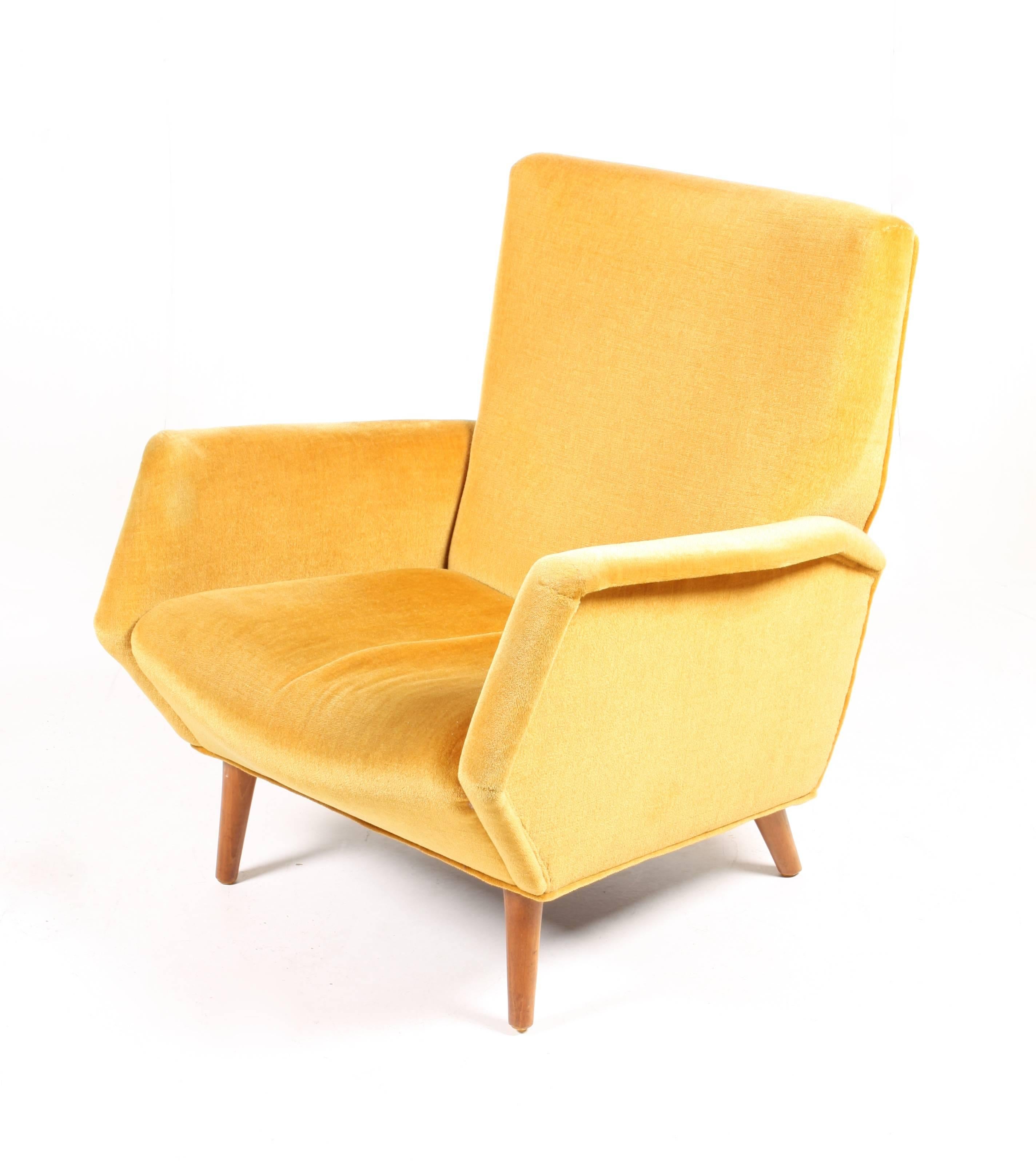 Mid-Century Modern Pristine Lounge Chairs by Gio Ponti
