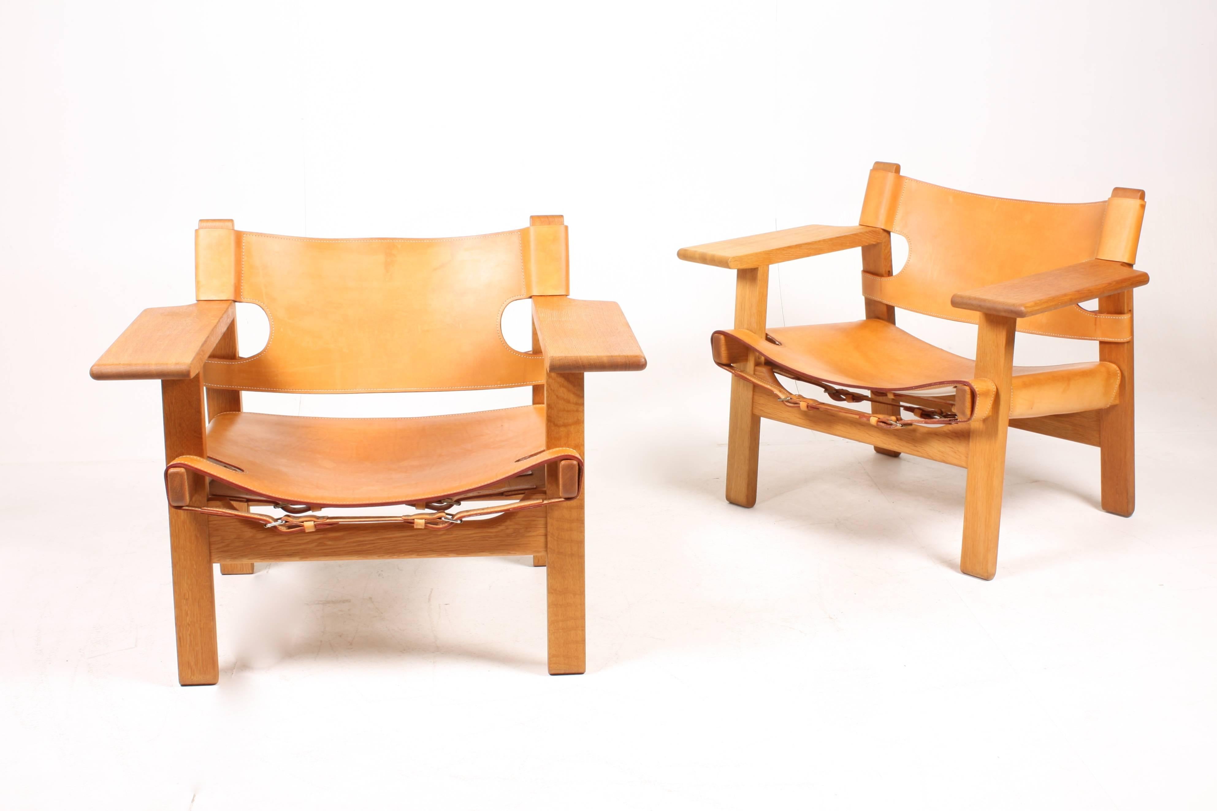Pair of great looking Spanish chairs in solid oak and patinated leather. Designed by MAA. Børge Mogensen for Fredericia Furniture. Made in Denmark. Great original condition.