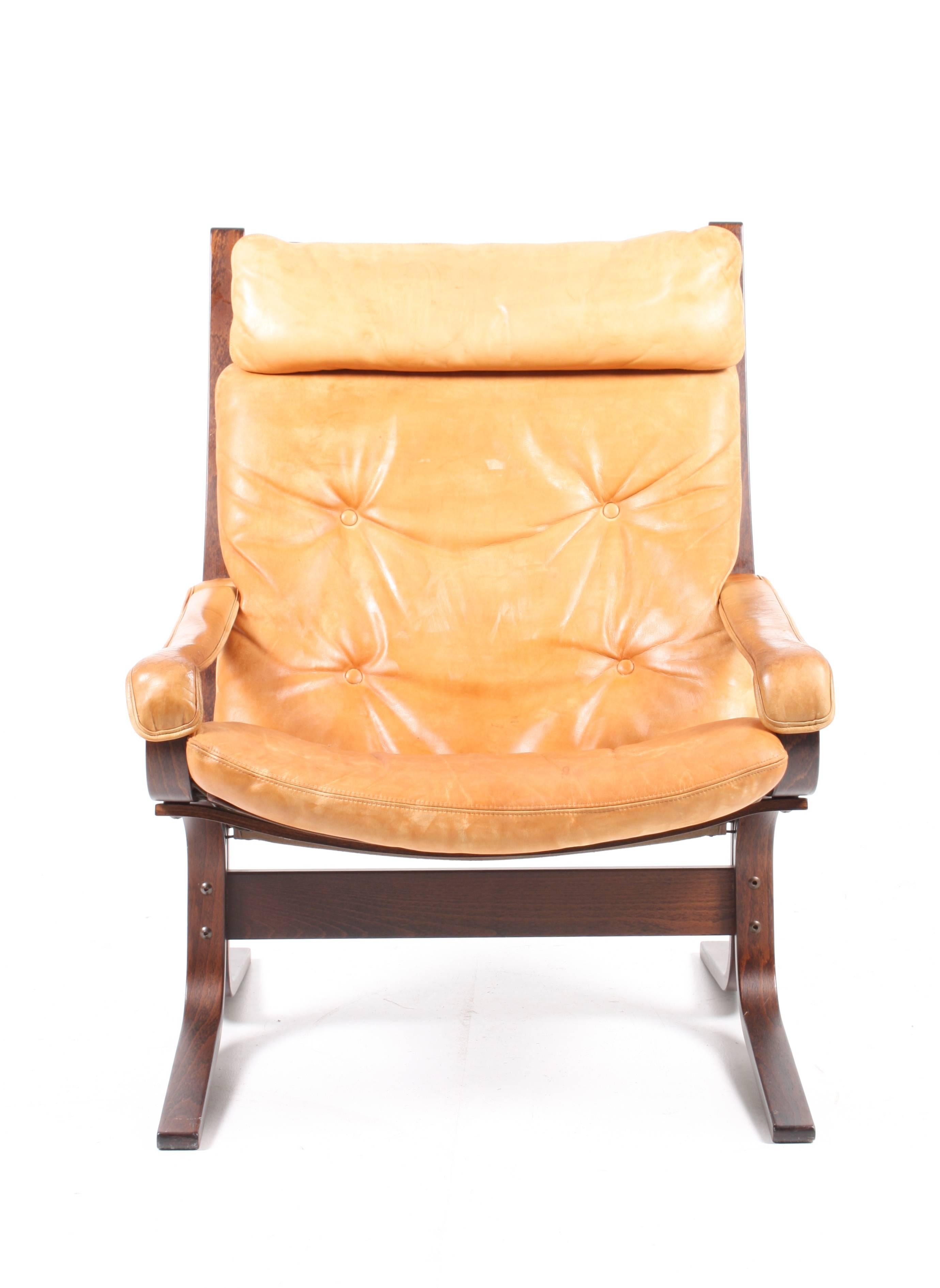 Classic lounge chair designed by Ingmar Relling in 1968 for Westnofa.
Well patinated leather and great comfort. Made in Norway. Original condition.