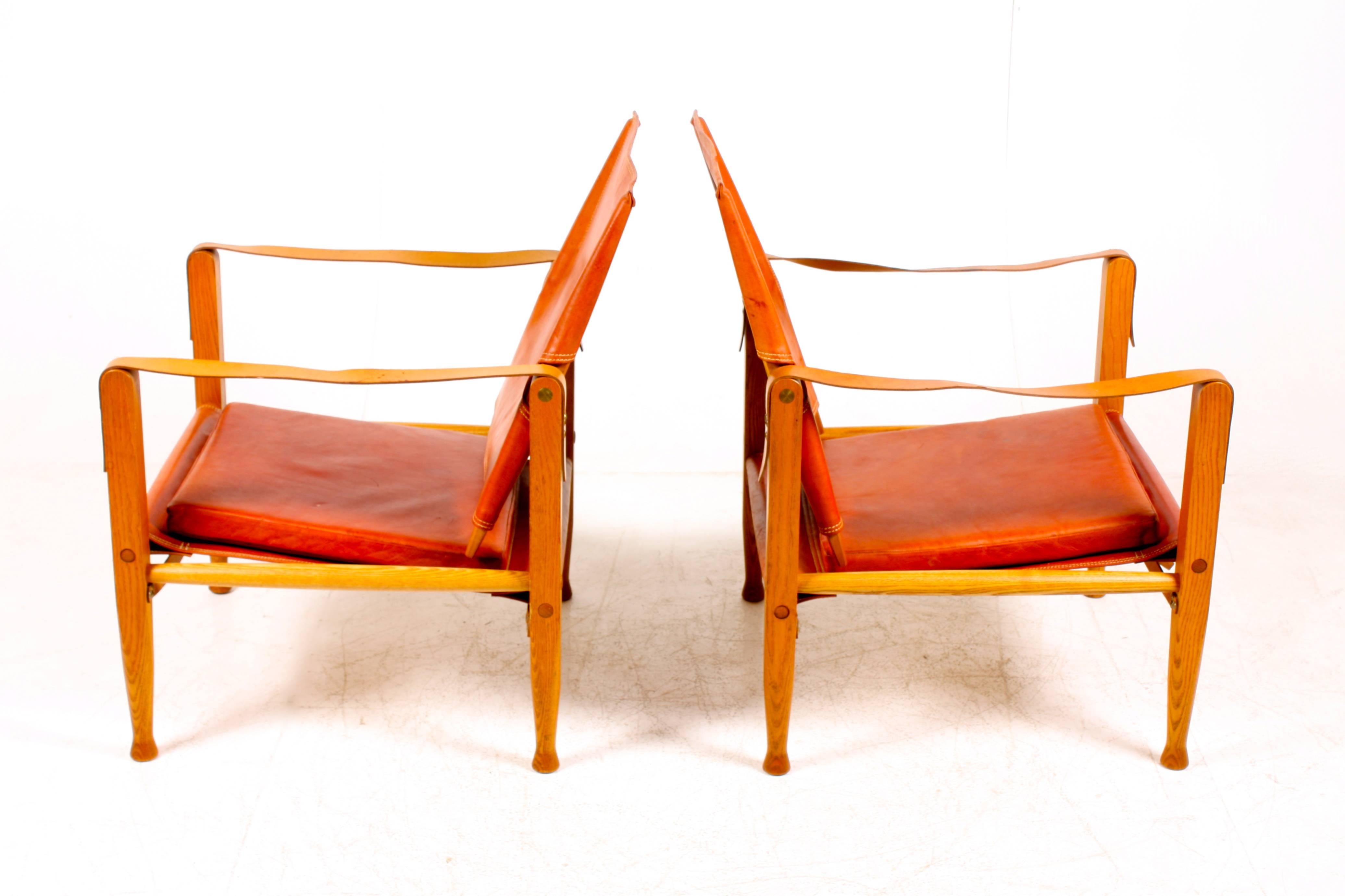 Pair of great looking Safari chairs in Elm and patinated leather - Designed by Kaare Klint in 1933. Made by Rudolf Rasmusen cabinet makers - All original condition.