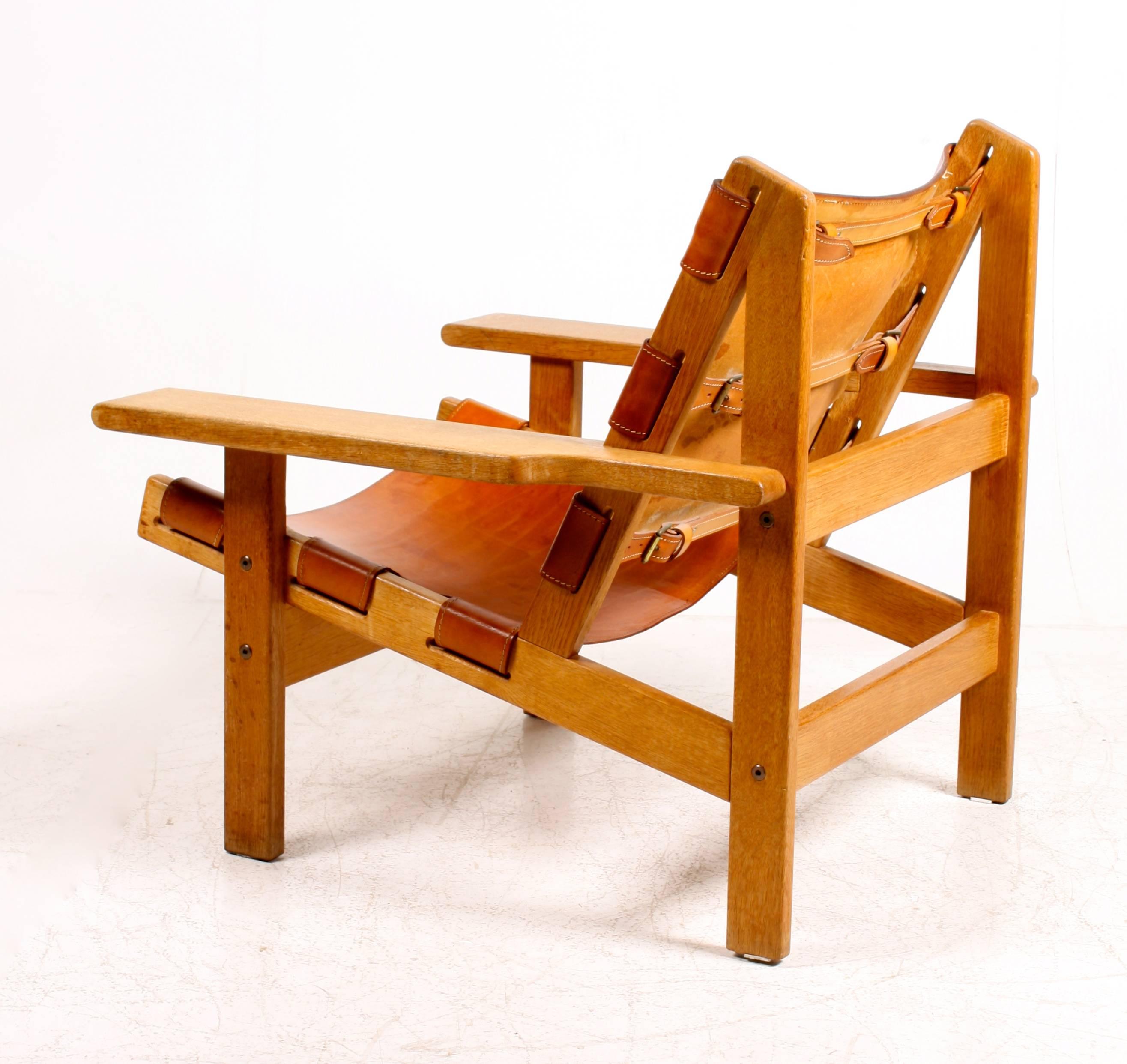 Pair of lounge chairs in solid oak and patinated leather designed by Kurt Østervig, made by KP Møbler in the 1960s. All original condition.