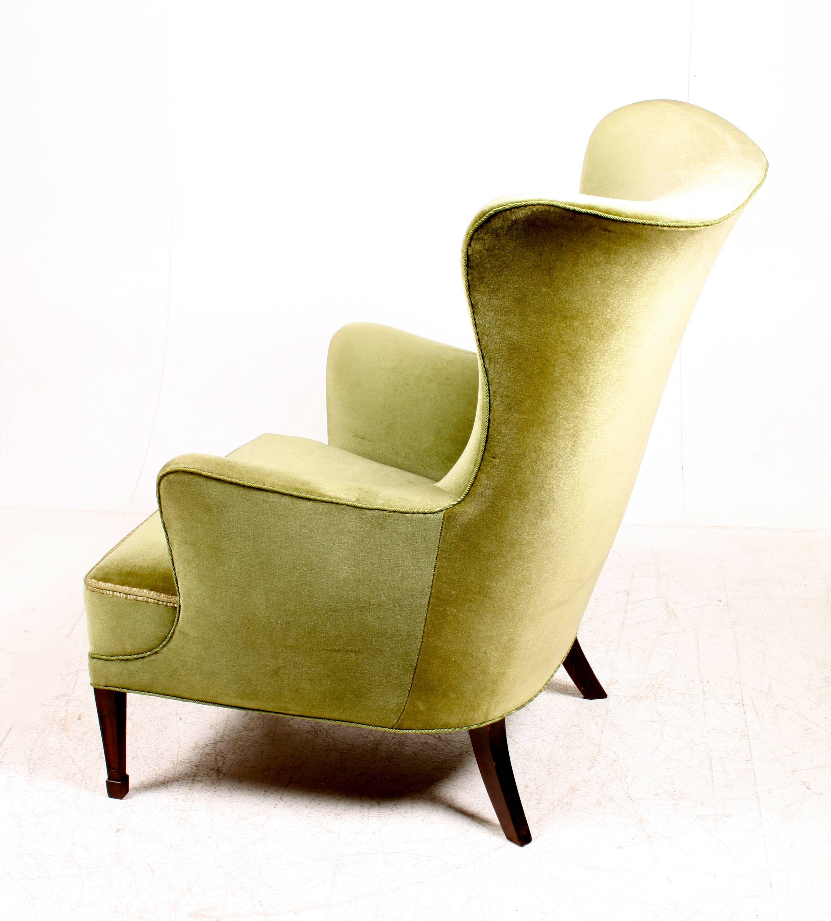 Lounge chair upholstered in velour, designed and made in the 1940s by Danish designer Frits Henningsen. Great original condition.