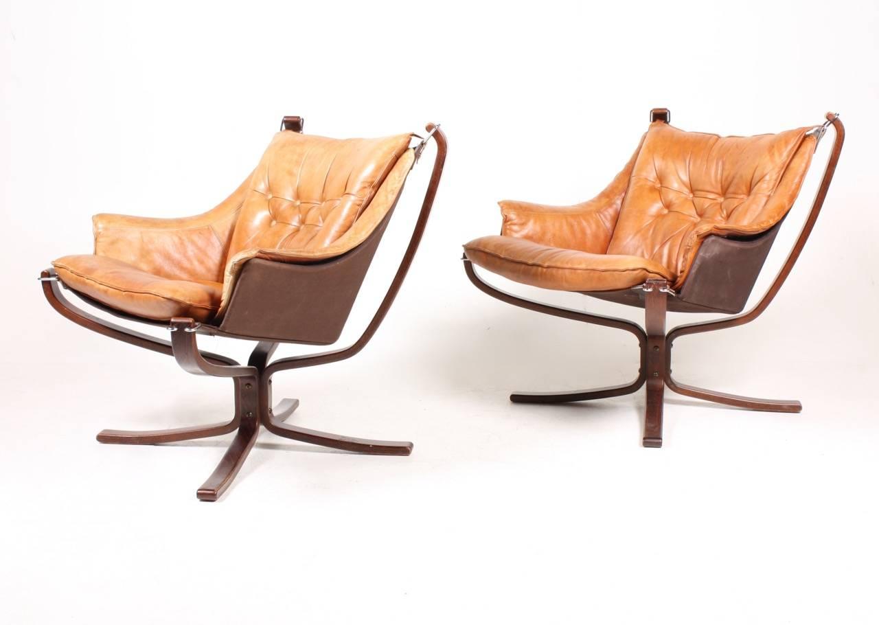 Comfortable and good looking lounge chairs in patinated leather designed by Sigurd Ressell for Vatne Norway in 1972. Great original condition.