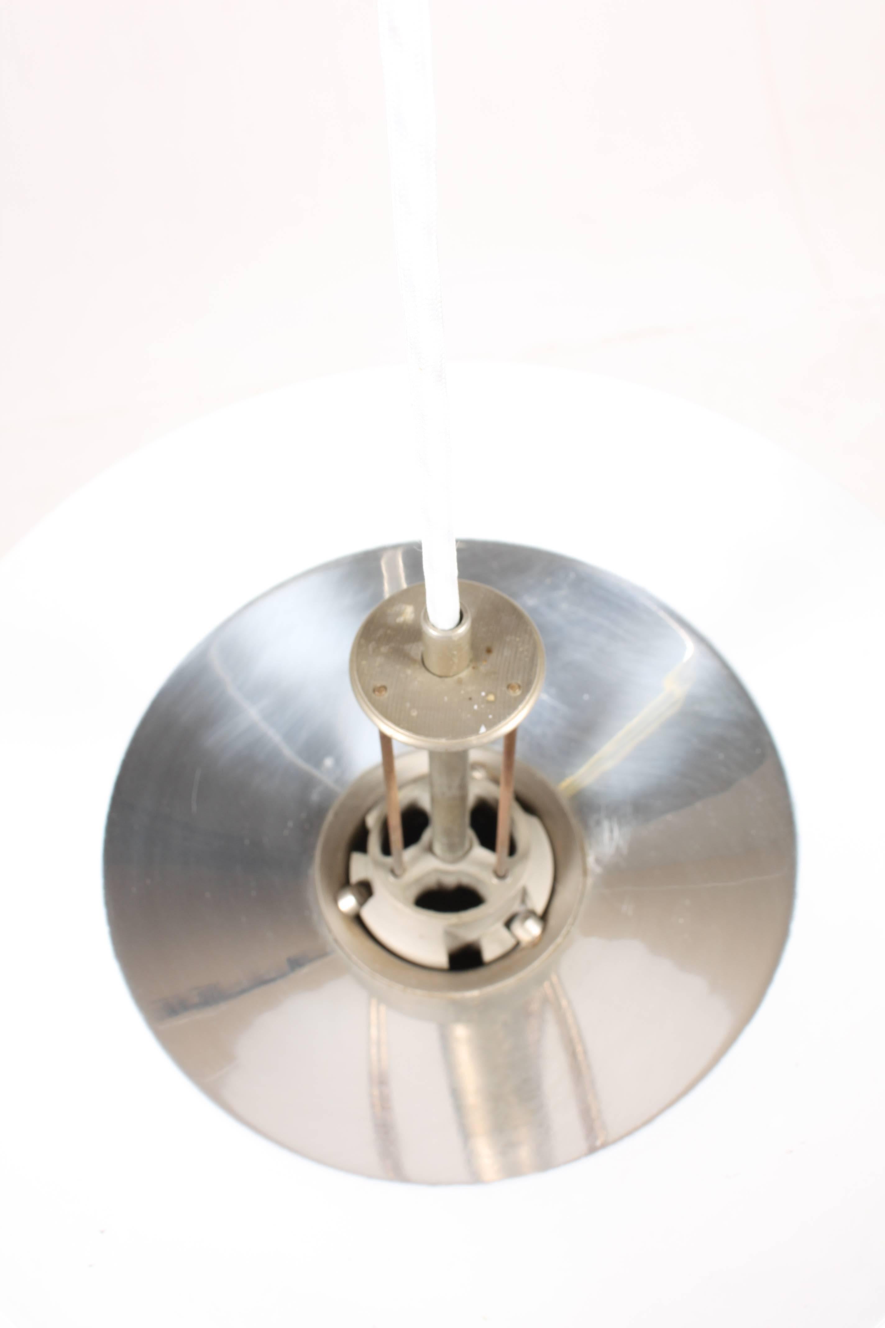 Métal Lampe à suspension contrastée par Poul Henningsen en vente