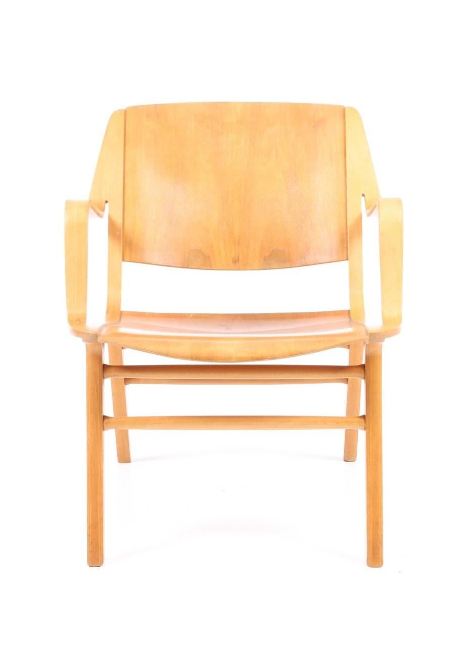 Great looking AX lounge chair in beech and teak. Designed by Peter Hvidt and Orla Mølgaard for Fritz Hansen in 1950. Made in Denmark. Very nice original condition.