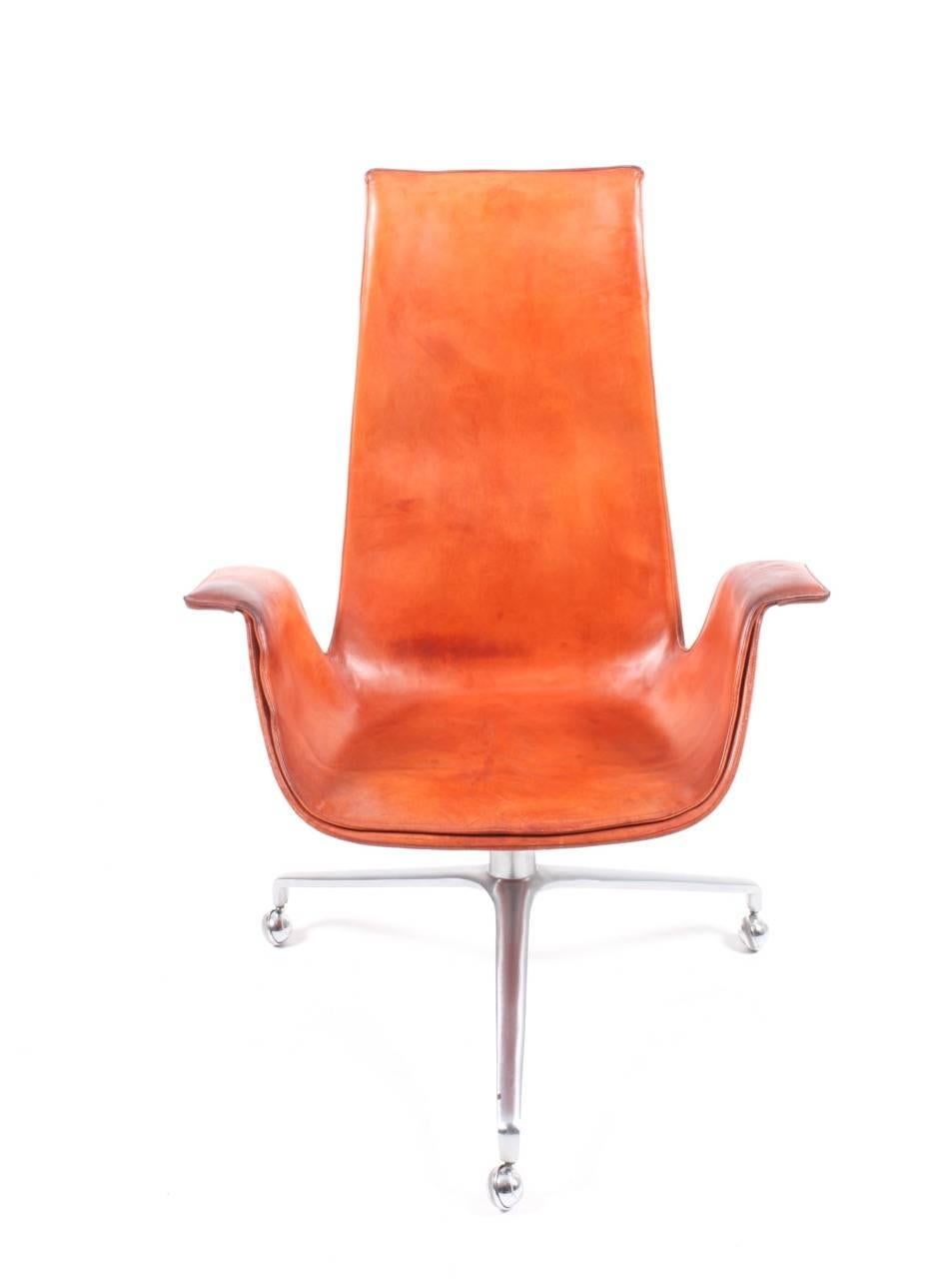 Swivel chair in beautiful patinated leather designed by architects Preben Fabricius & Jørgen Kastholm for Bovirke / Bo-Ex. Made in Denmark. This is the original version on the three legged base. Great original condition.