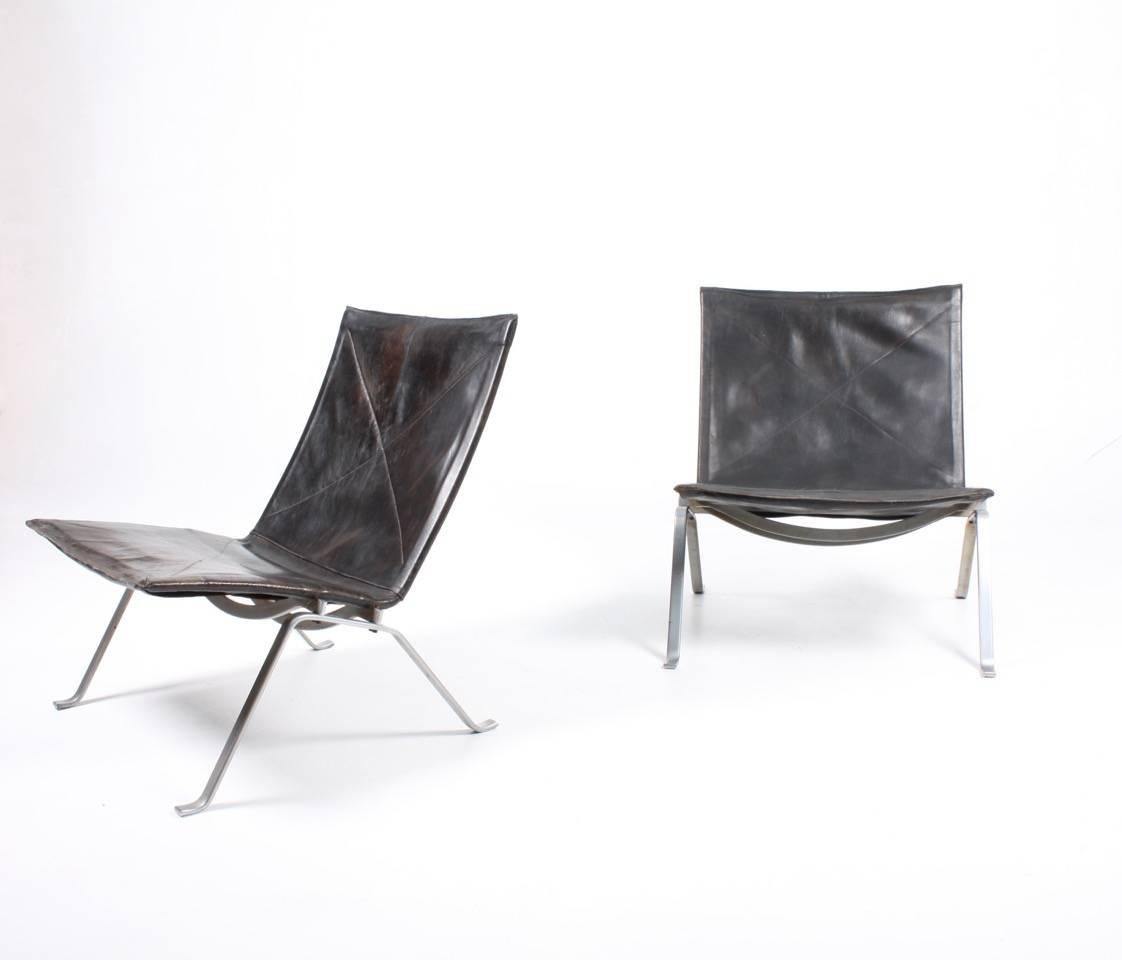 Mid-20th Century Pair of PK 22 Lounge Chairs in Patinated Leather