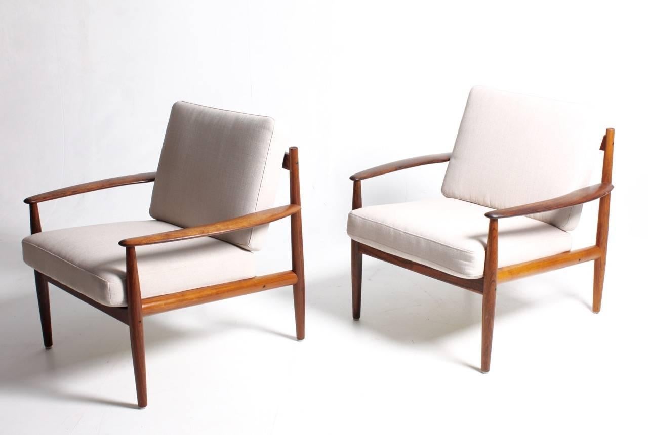 Pair of Lounge Chairs in Rosewood by Grete Jalk In Excellent Condition In Lejre, DK