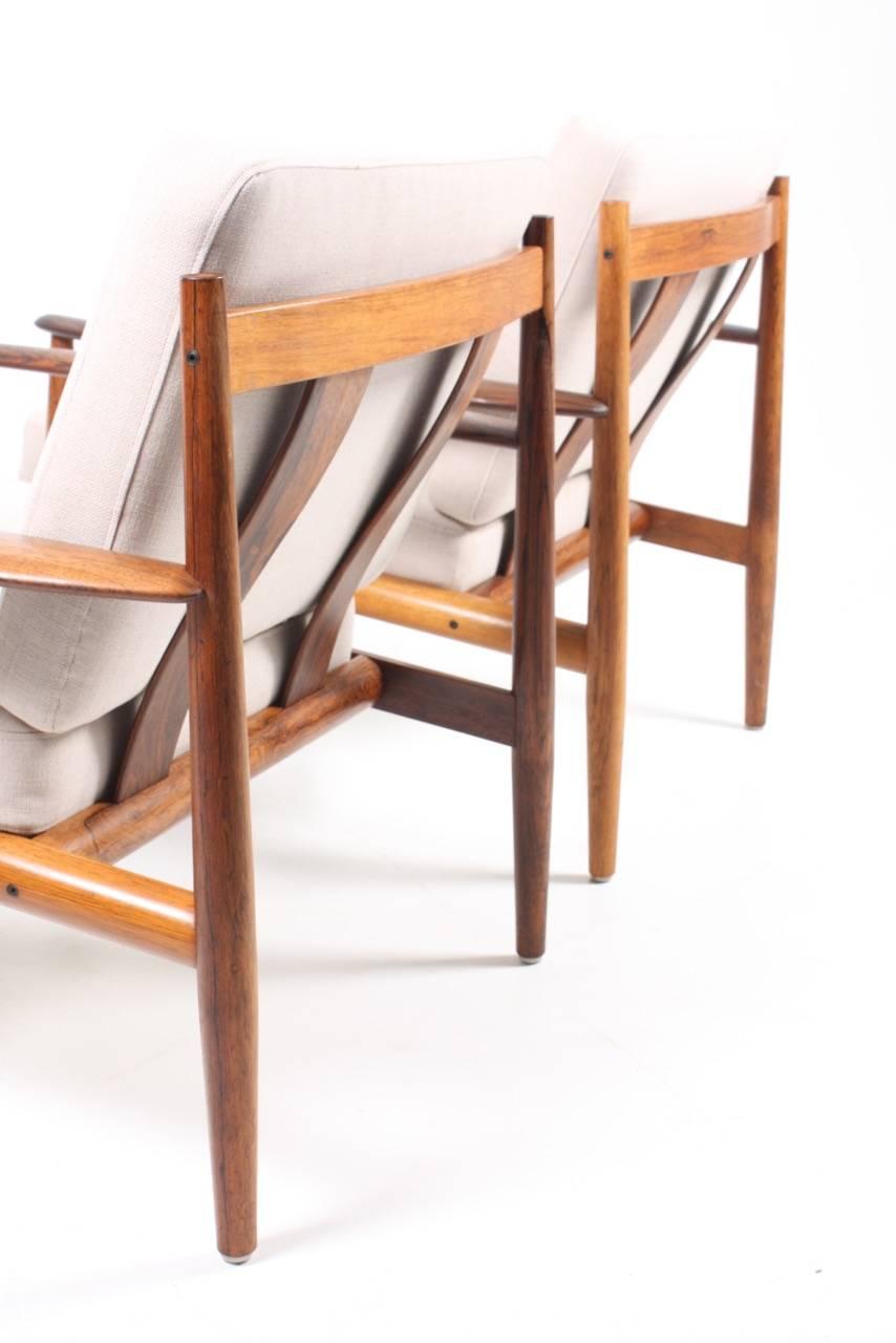 Pair of lounge chairs in solid rosewood, upholstered with new fabric.
Designed by Grete Jalk for France, and son cabinetmakers. The chairs are made in Denmark, in the 1960s, and stands in great condition.