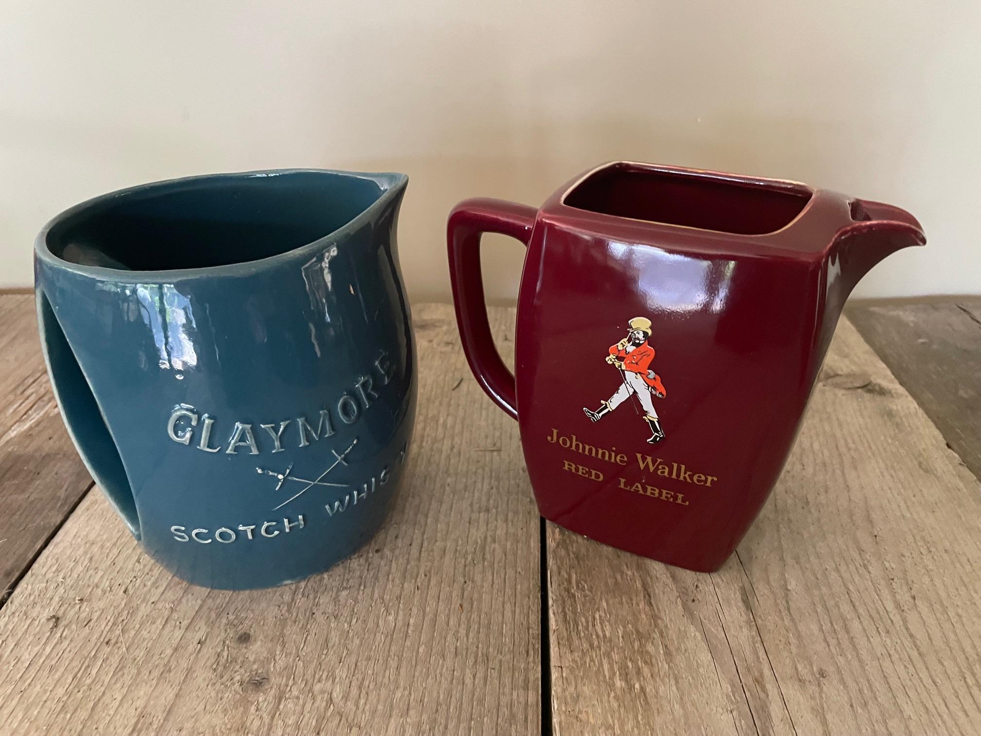 Glaymore and Johnnie Walker earthenware water pitcher In Good Condition For Sale In Nivelles, BE
