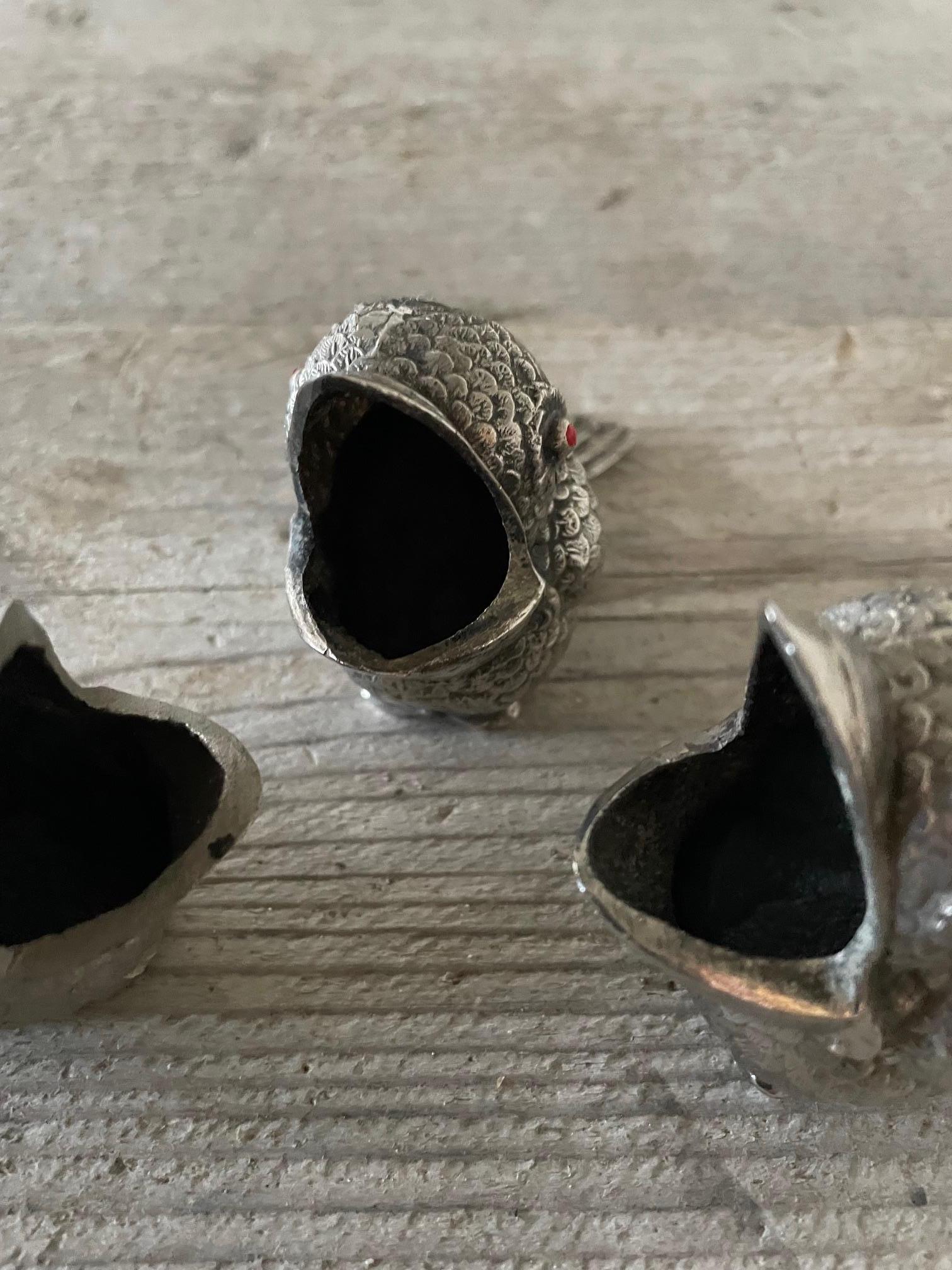 Set of 3 bird ashtrays in silver or pewter metal, very cute and very well made.
They are from the beginning of the century.