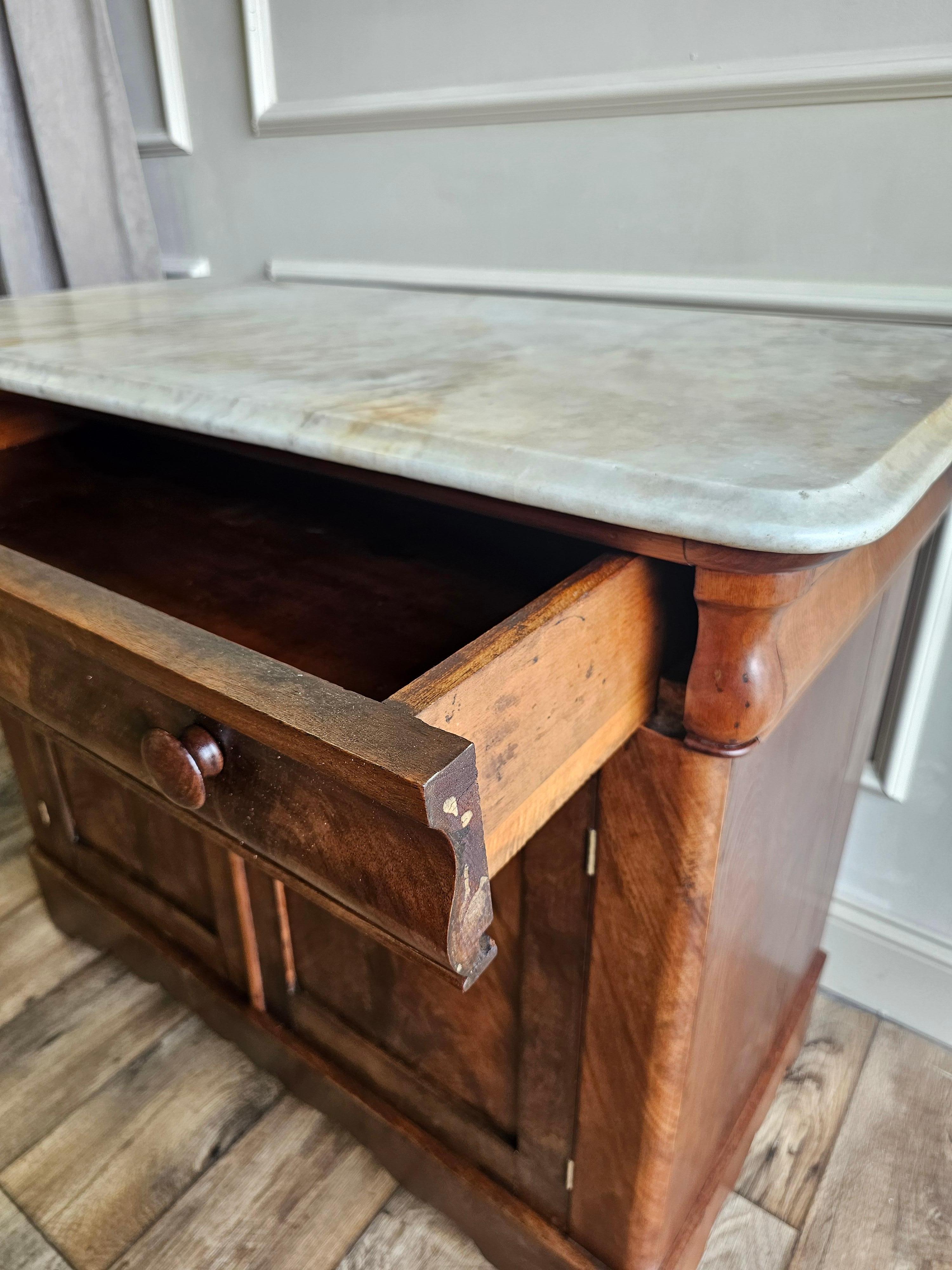 Mobile laterale lavabo in noce Impero Americano del XIX secolo con piano in marmo in vendita 2