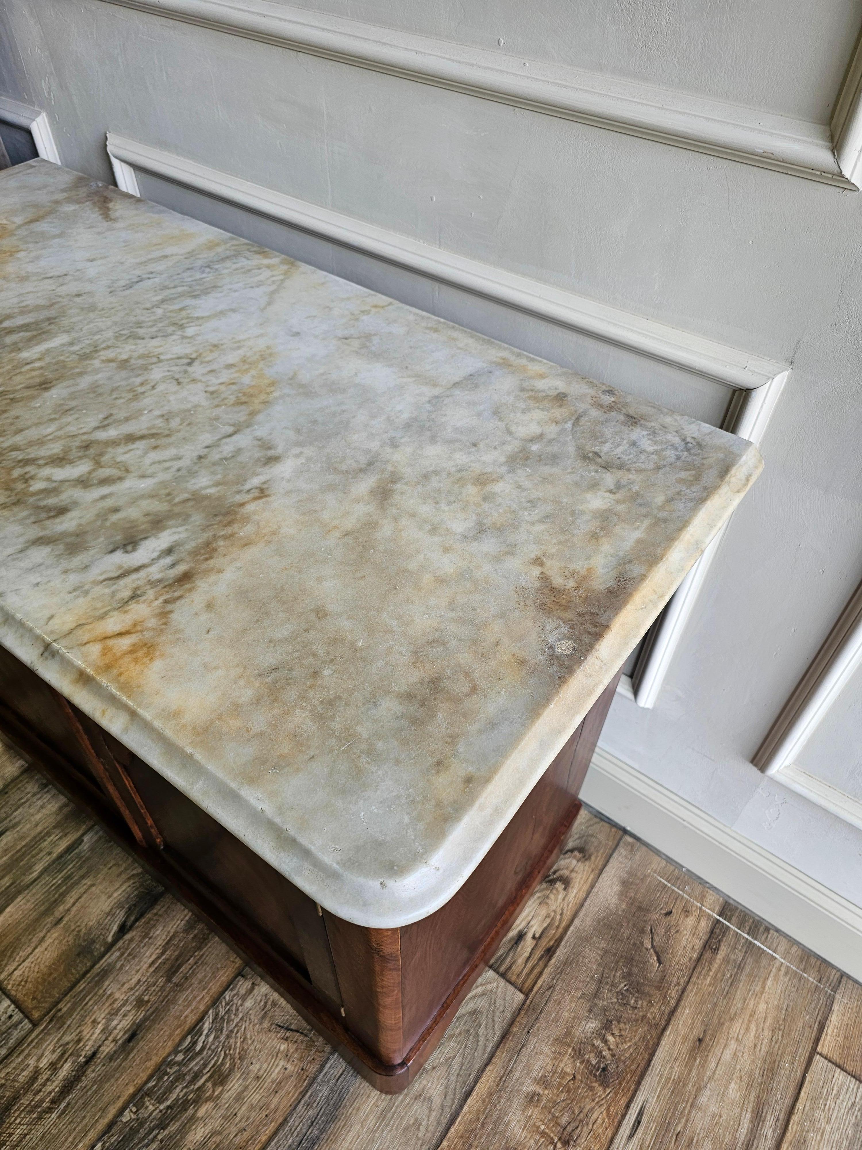 Mobile laterale lavabo in noce Impero Americano del XIX secolo con piano in marmo in vendita 3