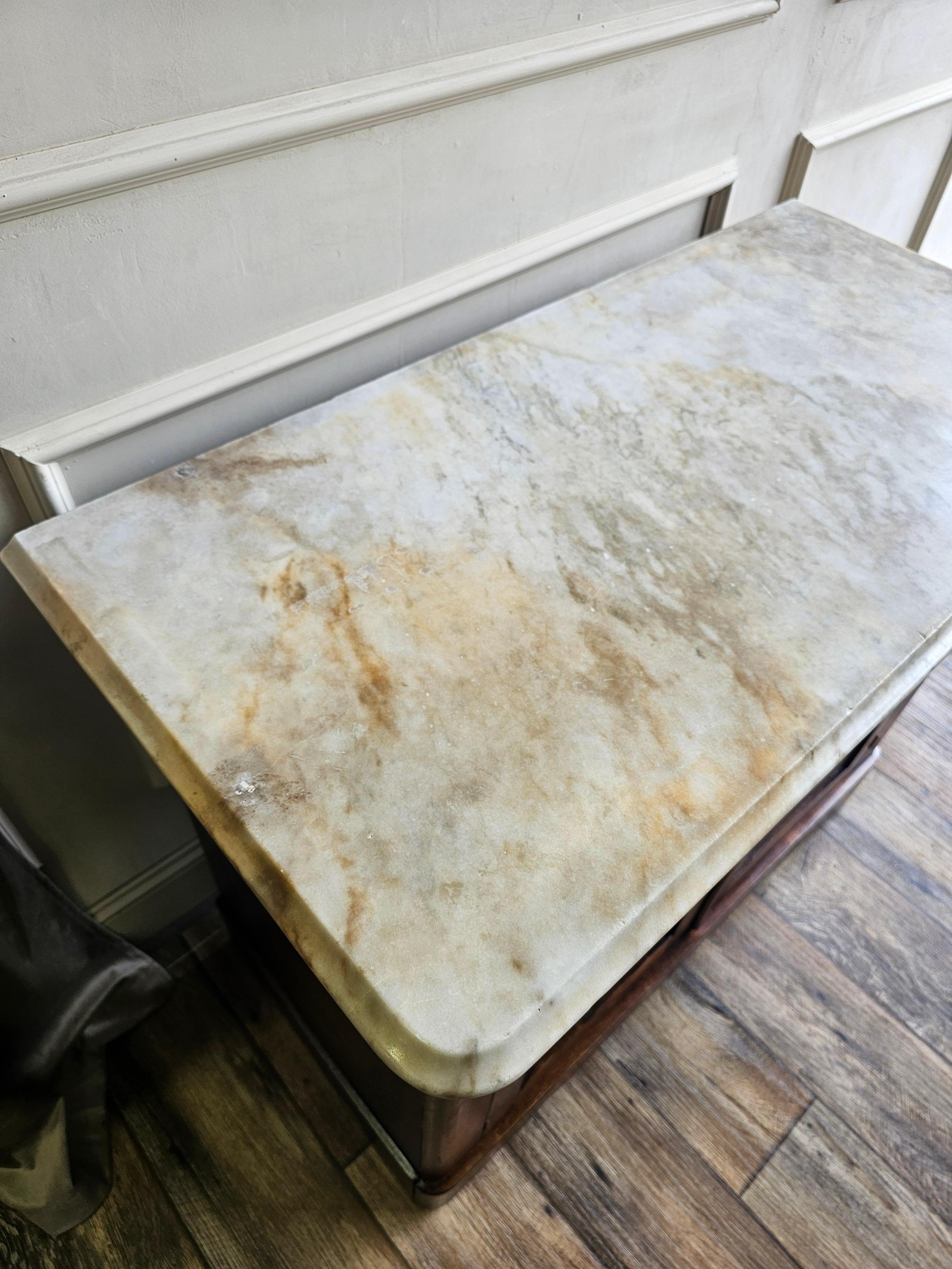 Mobile laterale lavabo in noce Impero Americano del XIX secolo con piano in marmo in vendita 4
