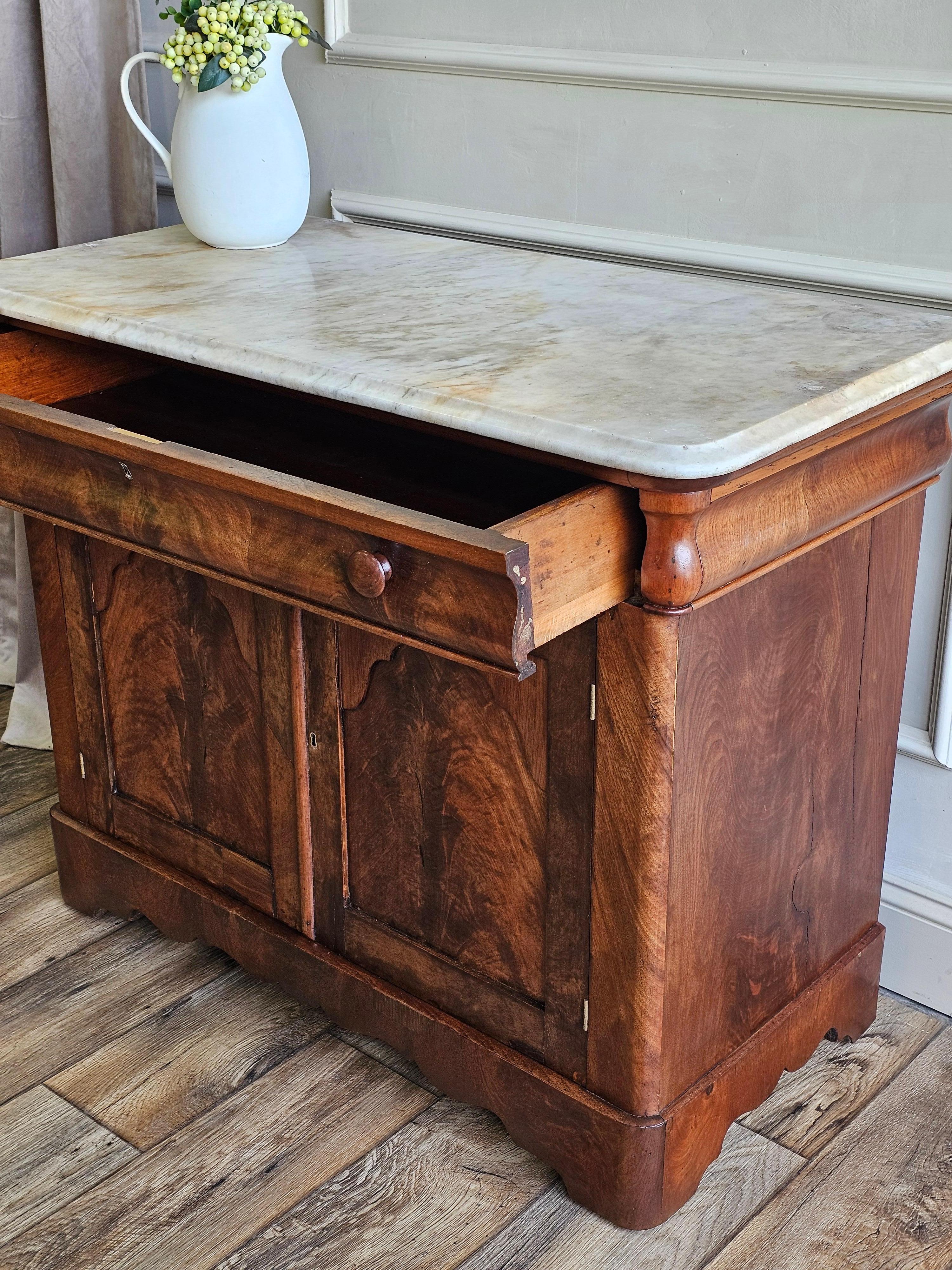 Mobile laterale lavabo in noce Impero Americano del XIX secolo con piano in marmo In condizioni buone in vendita a Unionville, TN