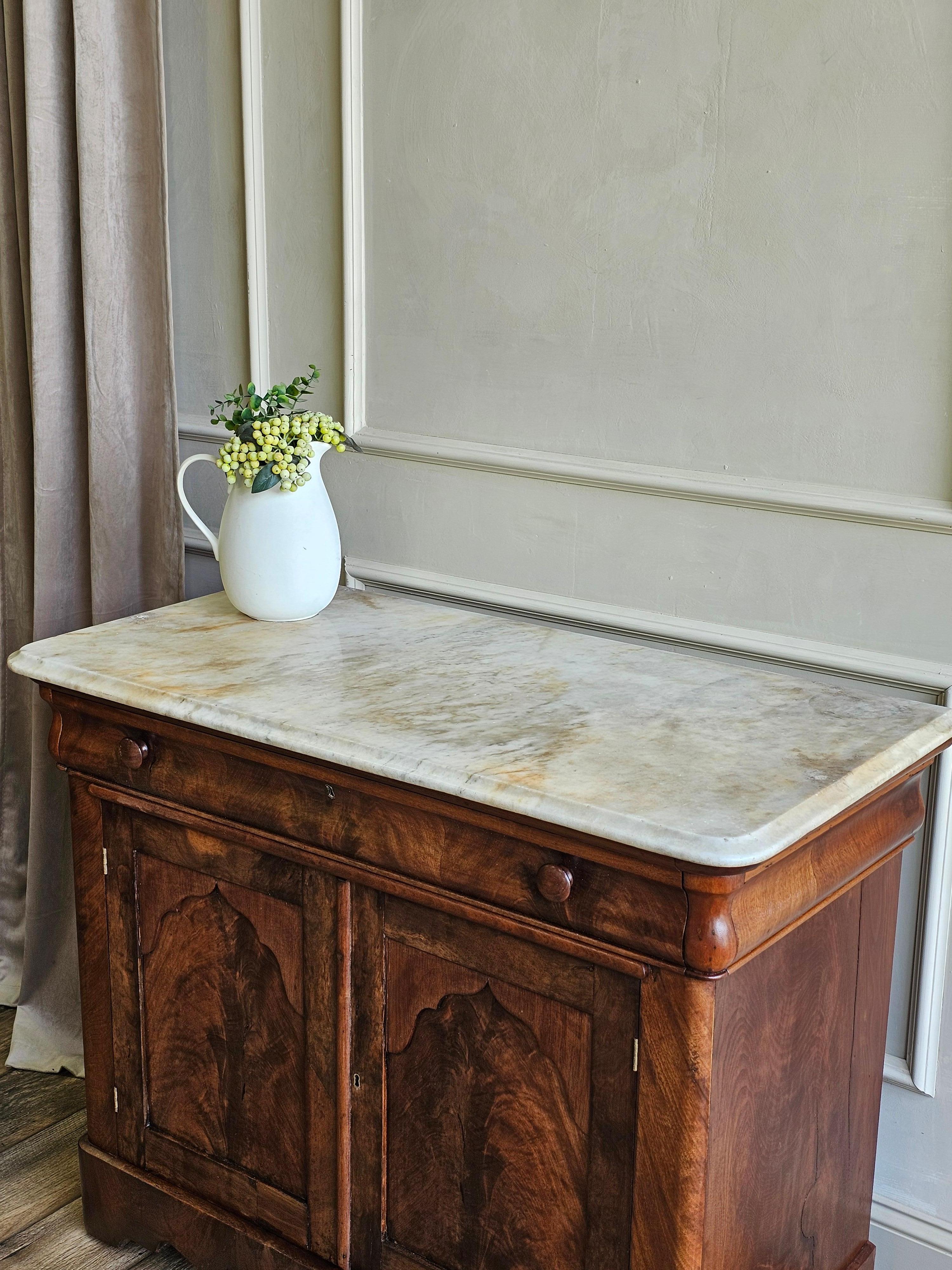 Marmo di Carrara Mobile laterale lavabo in noce Impero Americano del XIX secolo con piano in marmo in vendita