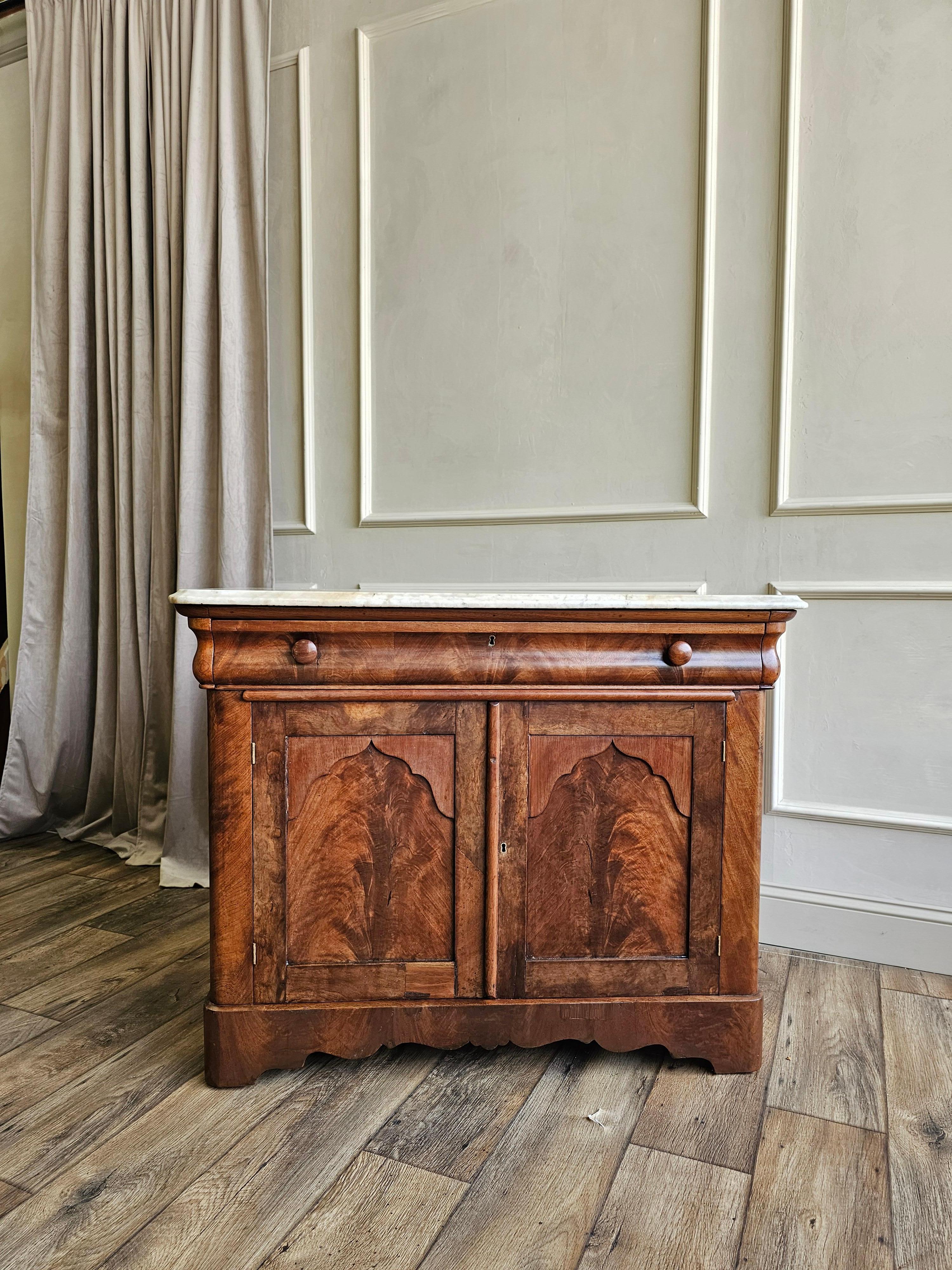 Mobile laterale lavabo in noce Impero Americano del XIX secolo con piano in marmo in vendita 1