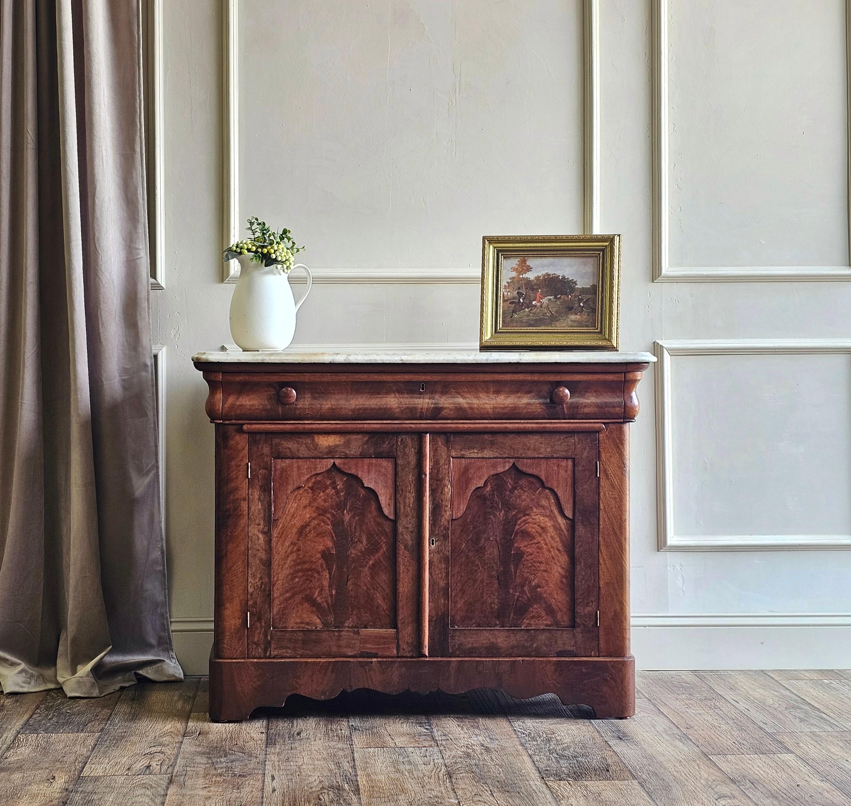 Stile impero americano Mobile laterale lavabo in noce Impero Americano del XIX secolo con piano in marmo in vendita