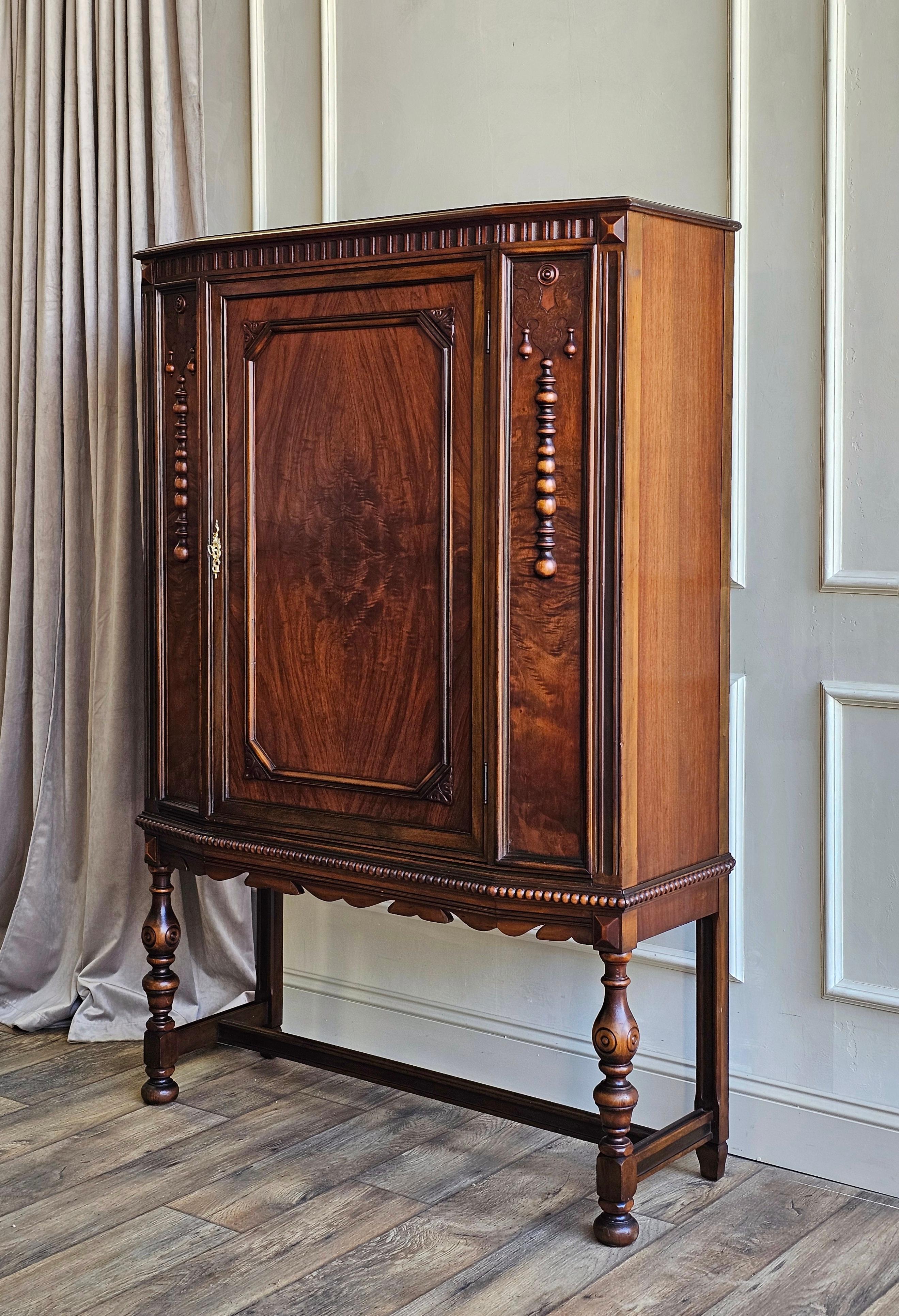 Quando l'artigianato era destinato a durare per generazioni, pezzi come questo erano lo standard, non l'eccezione. Questa credenza in stile revival giacobino, probabilmente realizzata negli anni '40 dalla rinomata Berkey & Gay Furniture Company,