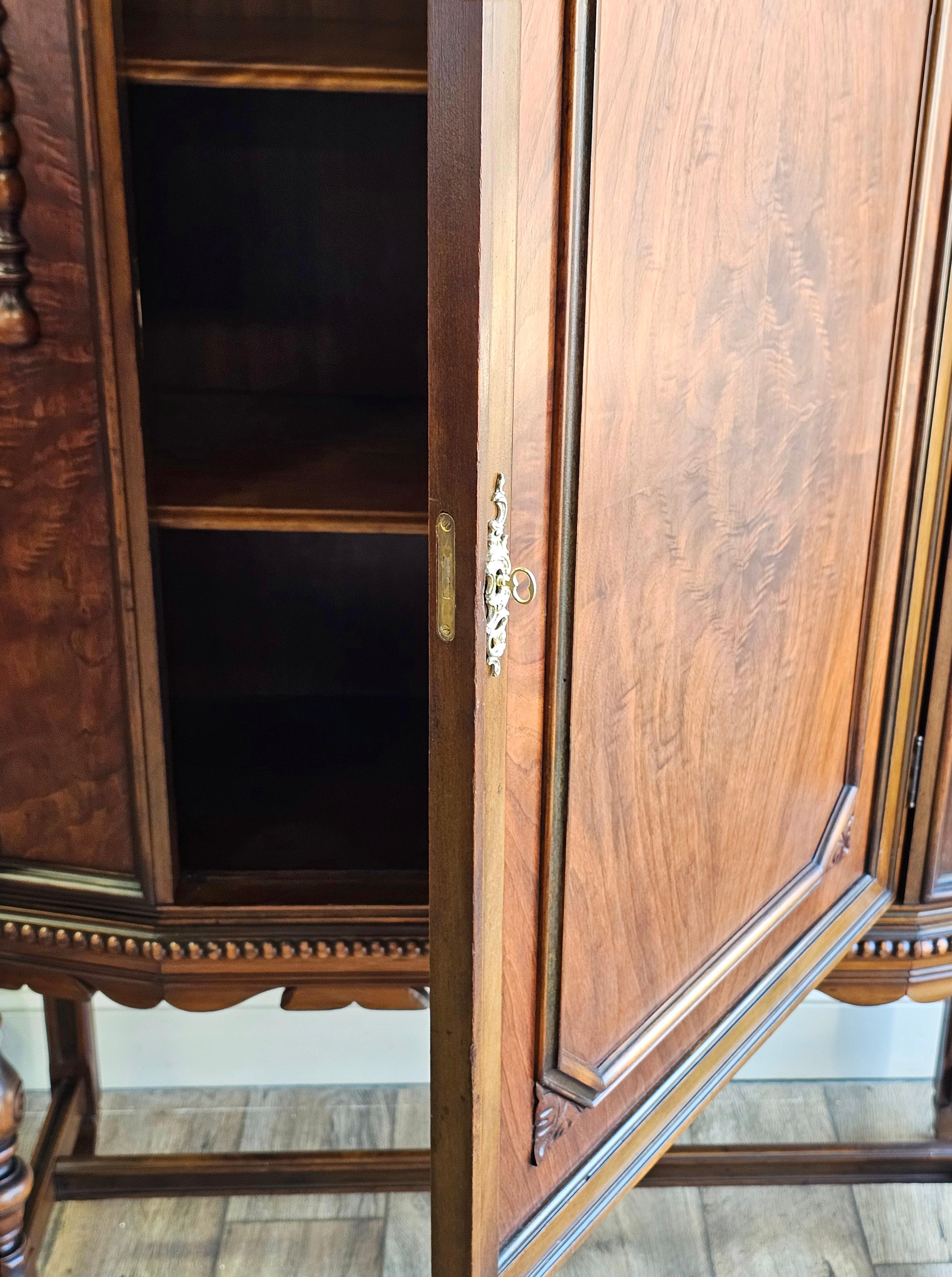Impiallacciato Mobile portavivande in stile Jacobean Revival di Berkey & Gay in noce in vendita