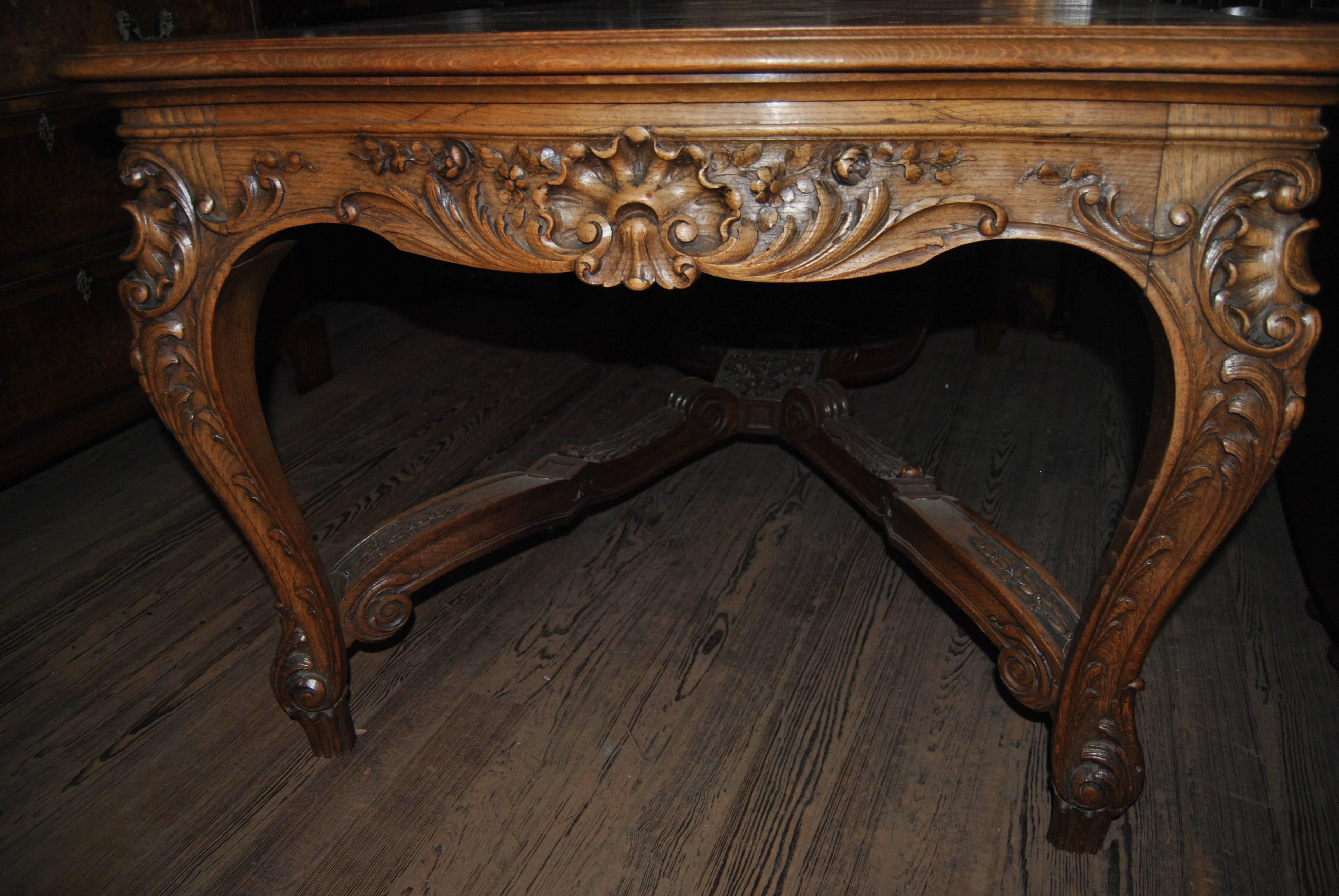 Rococo Table française en chêne sculpté du début du XXe siècle en vente