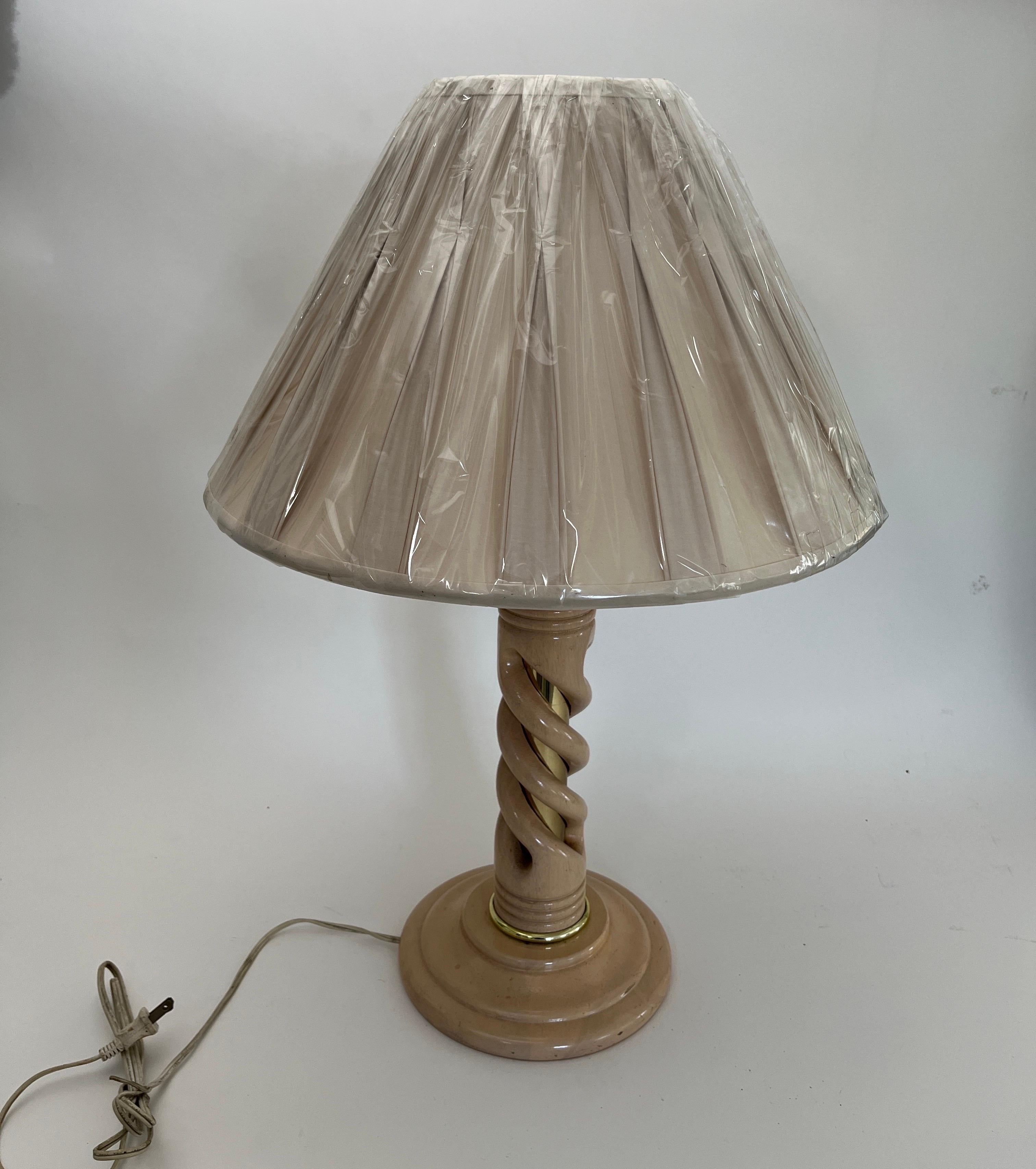 Lámpara de sobremesa de madera de abedul trenzada con detalles dorados Art Decó Revival Vintage Madera en venta