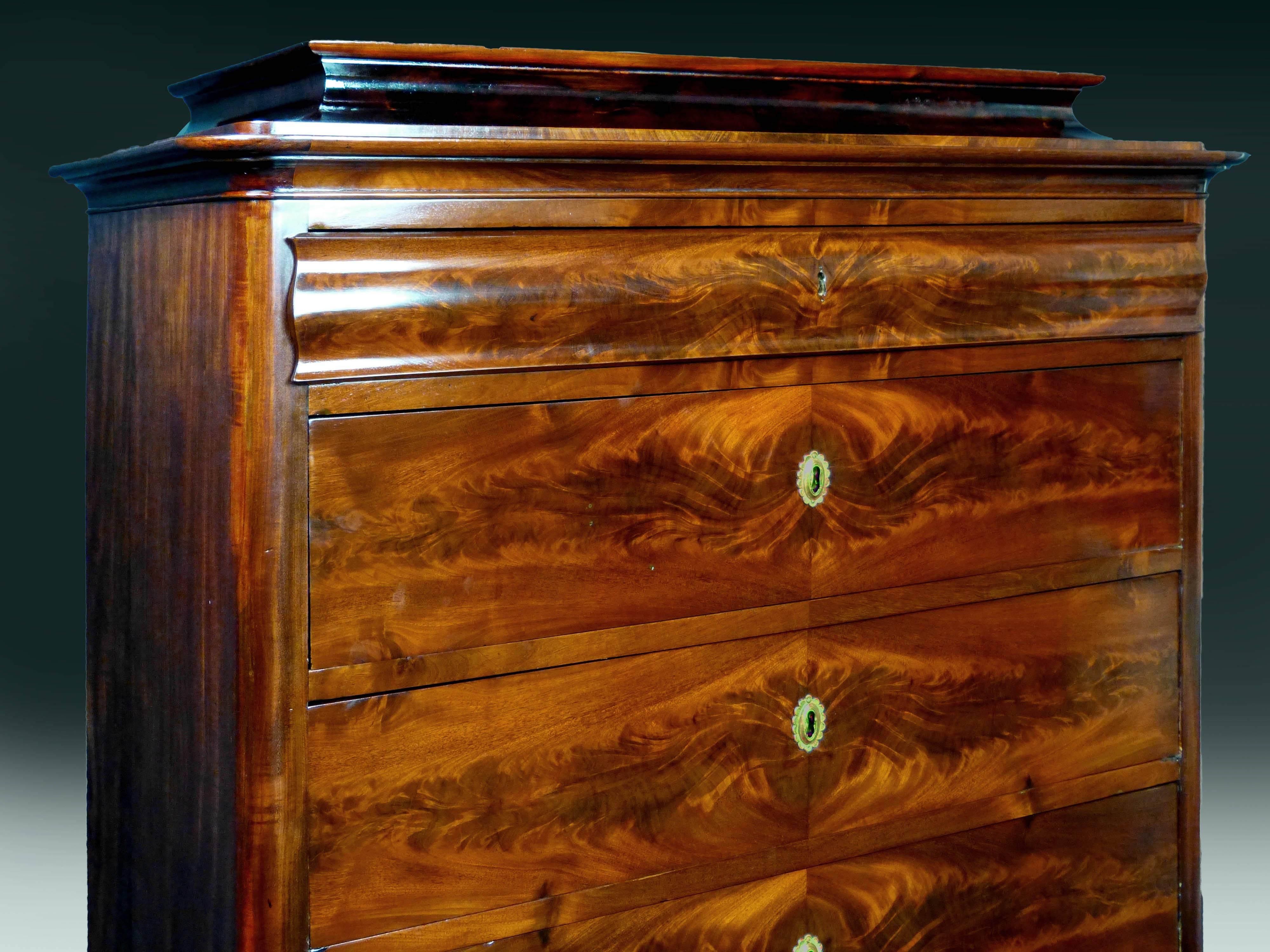 Tall Commode Danish Biedermeier 19th Century Chest of 7 Drawers Pagoda Top In Excellent Condition In Santander, ES