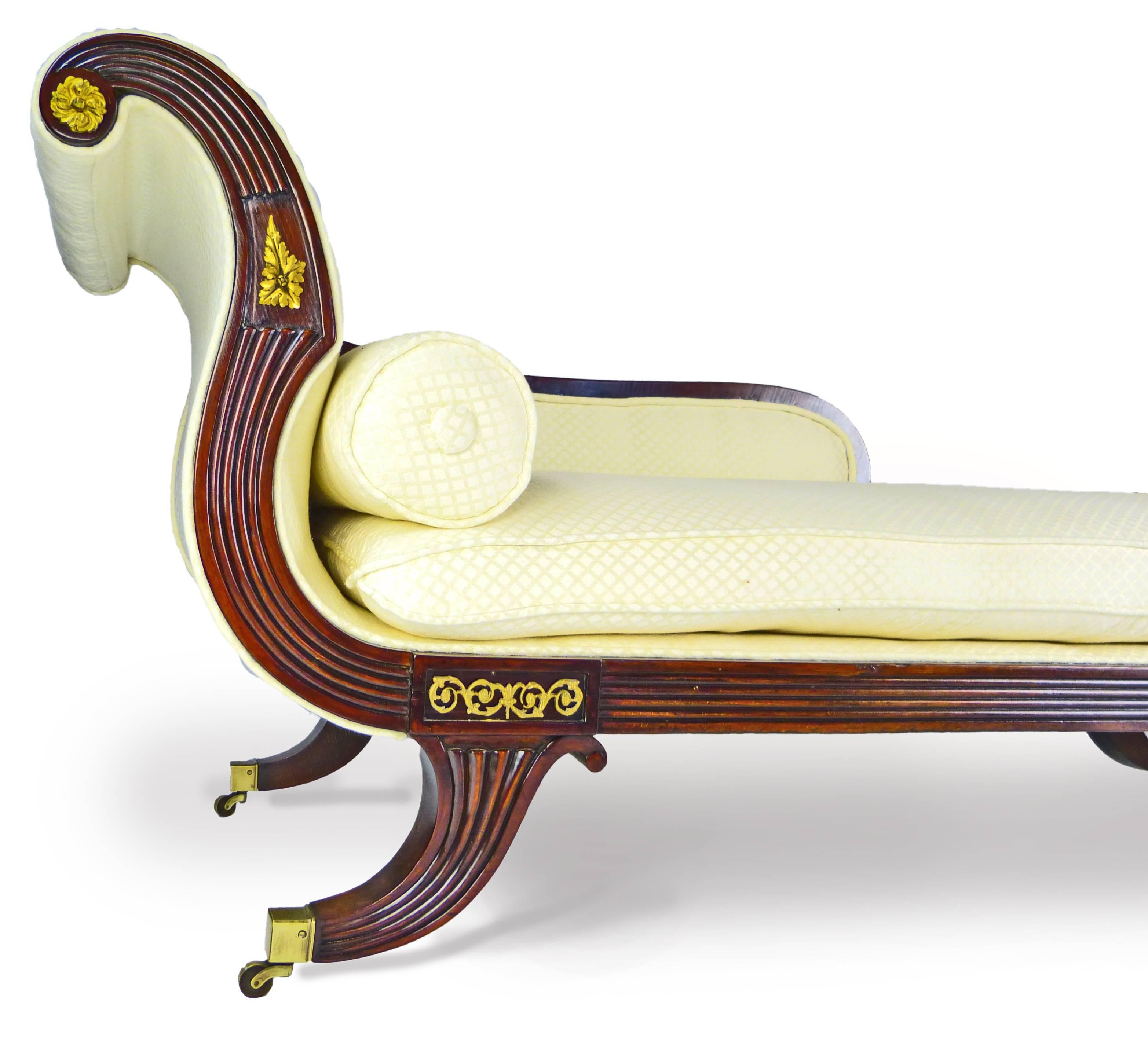Fine chaise longue or daybed of North American origin and in the Federal style equivalent to the Regency style in England. The chaise longue has four fronts and made to be used in the center of a room. A quite similar chaise longue of this quality