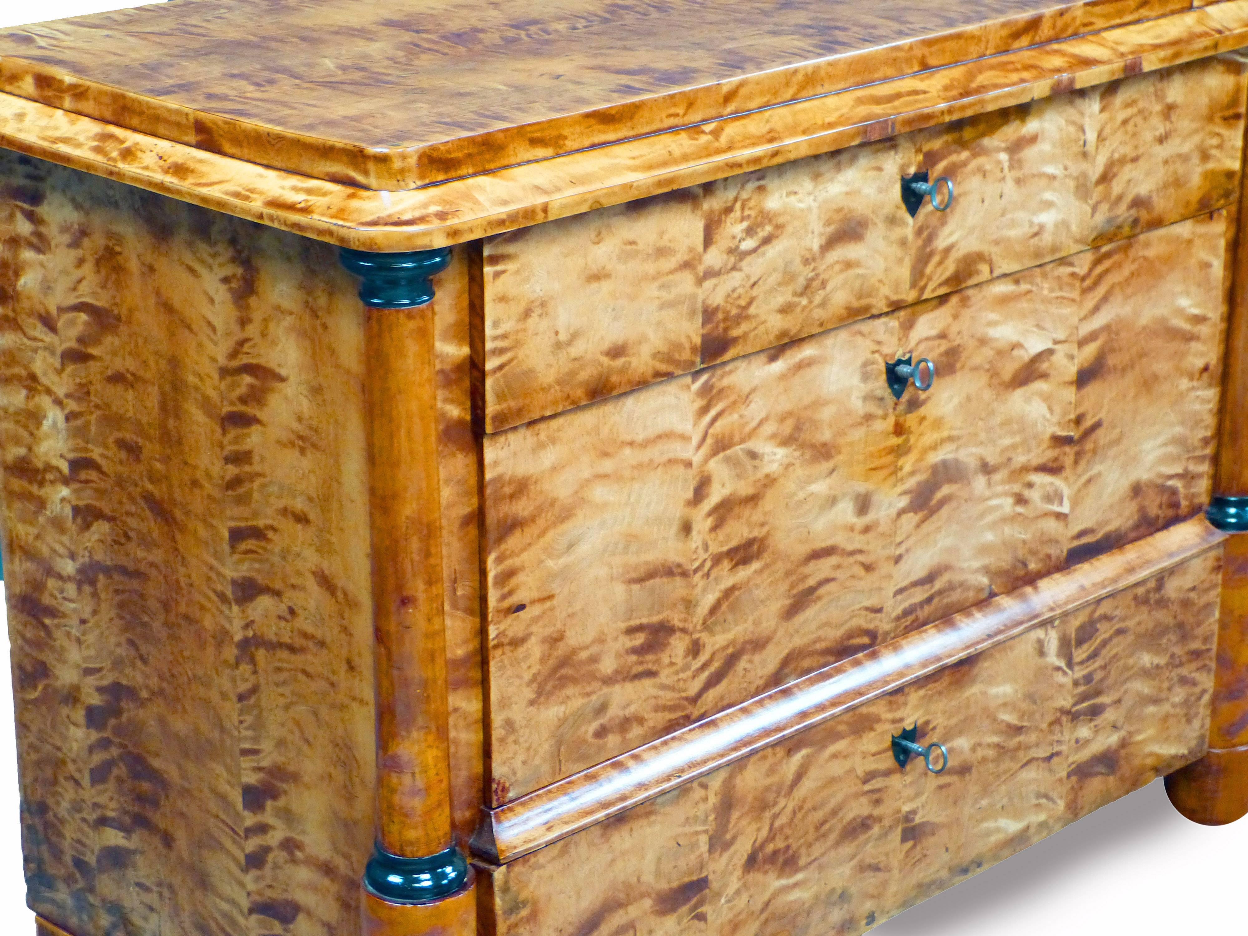 Commode Chest of Drawers 19th Century Biedermeier Tiger Maple  In Excellent Condition For Sale In Santander, ES