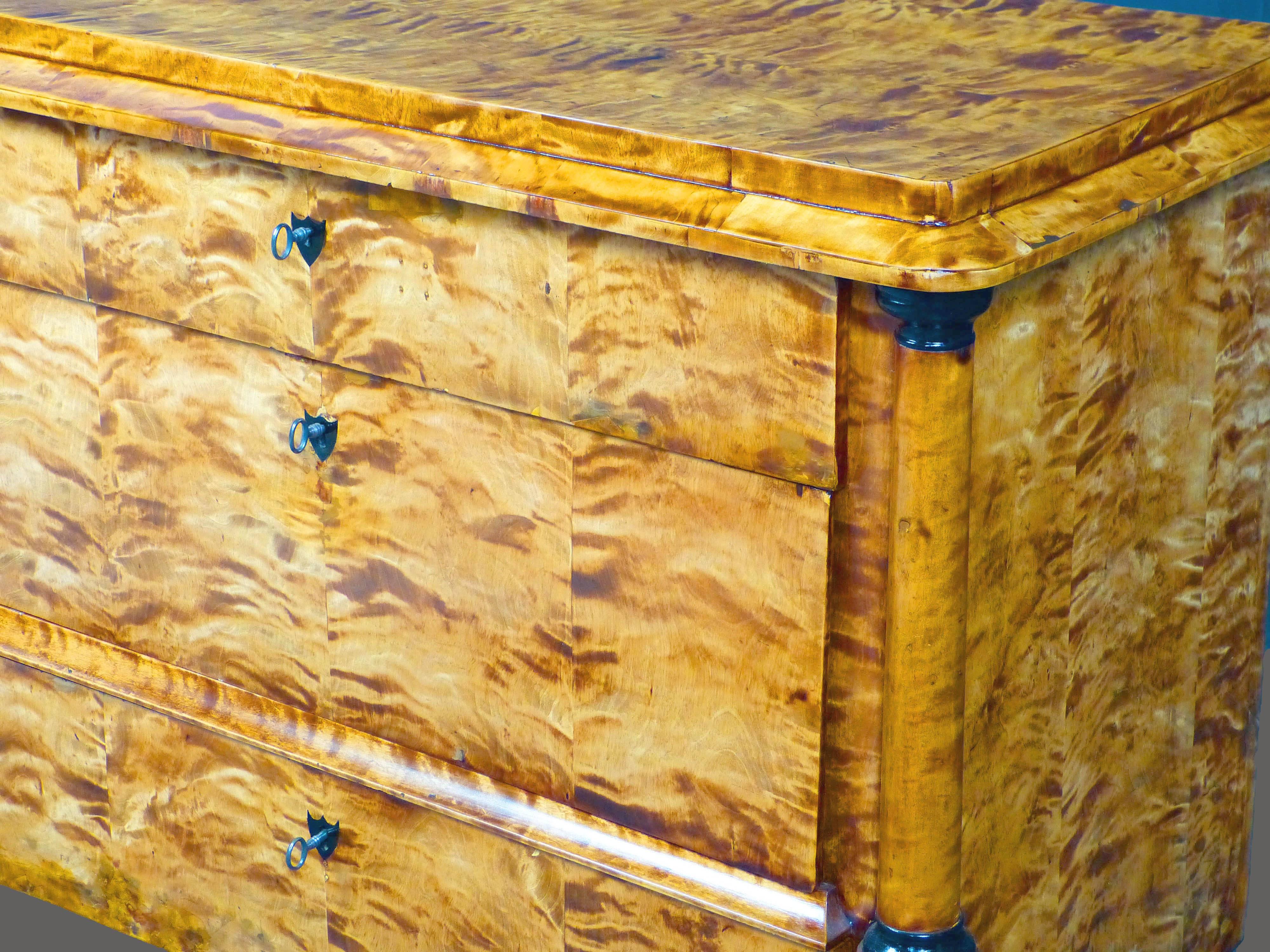 Commode Chest of Drawers 19th Century Biedermeier Tiger Maple  For Sale 1