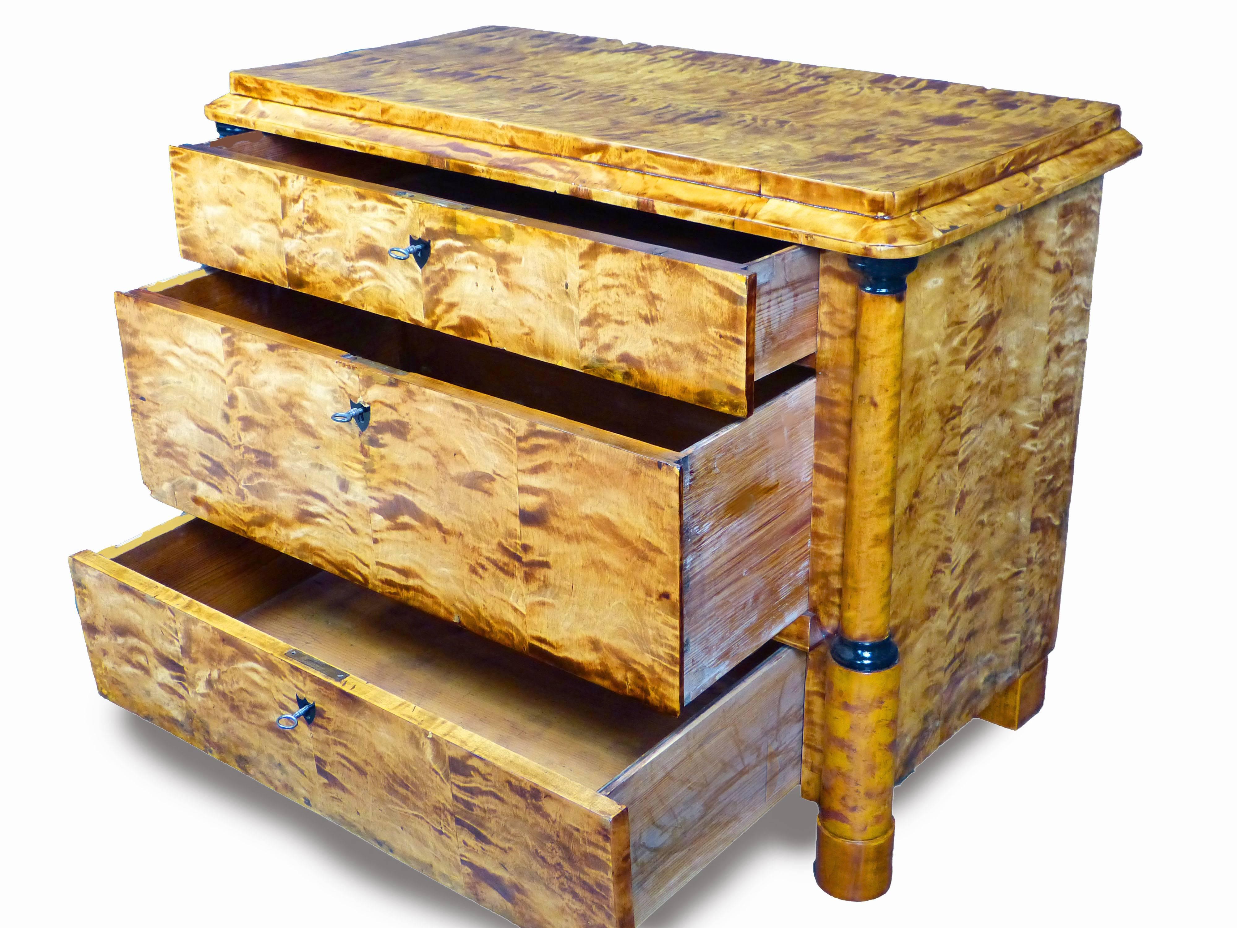 Commode Chest of Drawers 19th Century Biedermeier Tiger Maple  For Sale 2