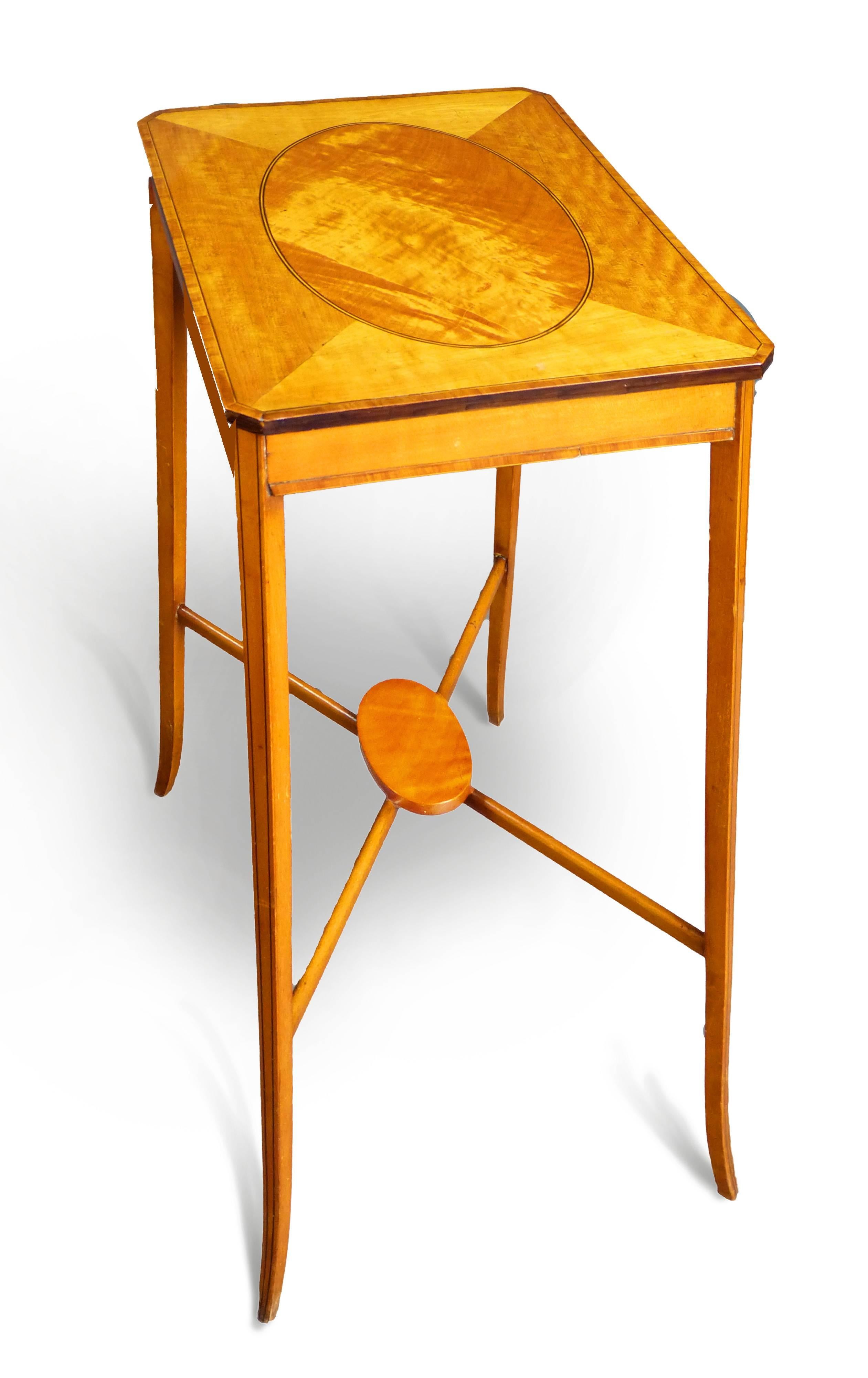 19th Century Petite Biedermeier Side Table In Excellent Condition In Santander, ES