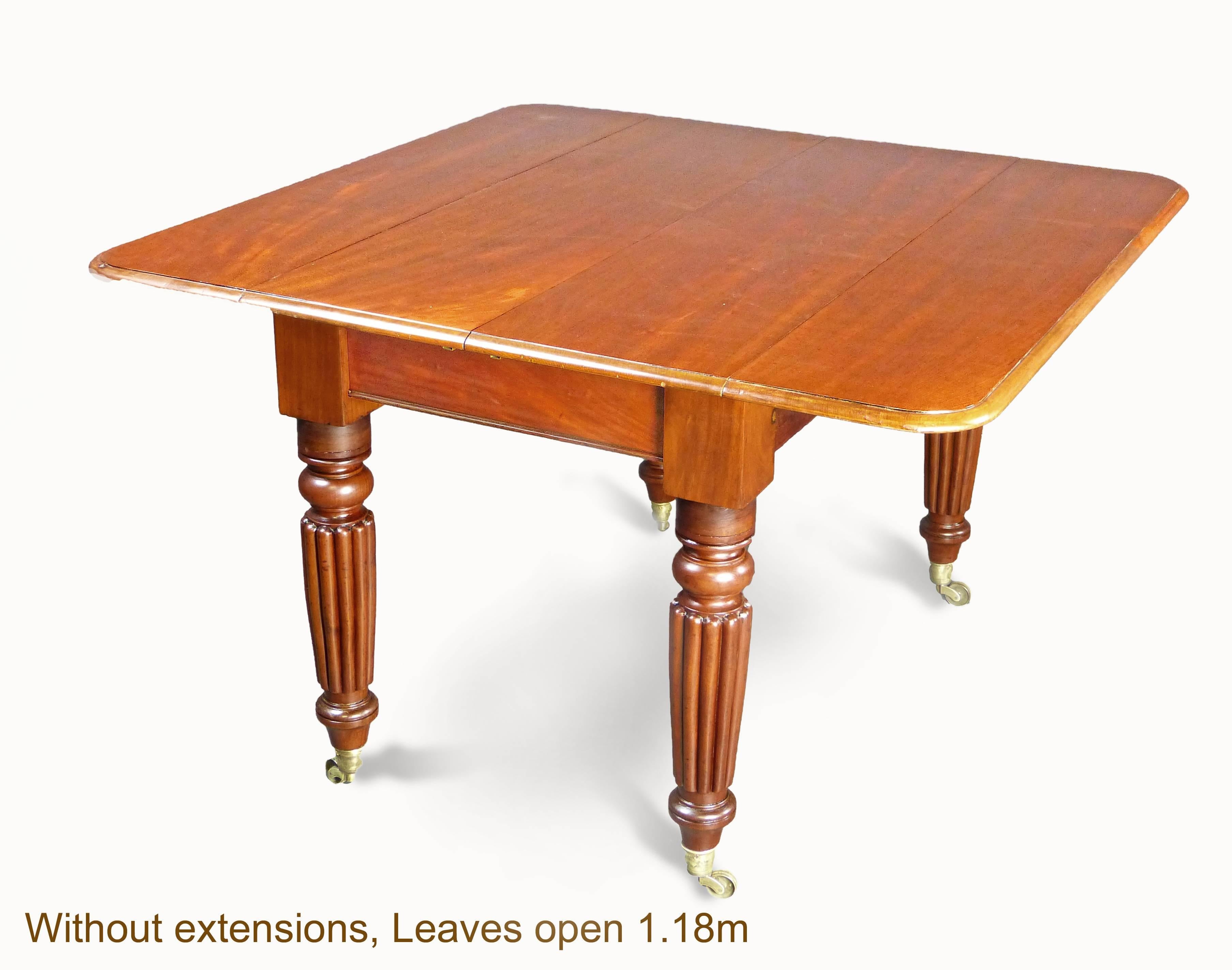 Dining Table Compact Drop-Leaf and Extendable 19th Century Solid Mahogany In Excellent Condition In Santander, ES
