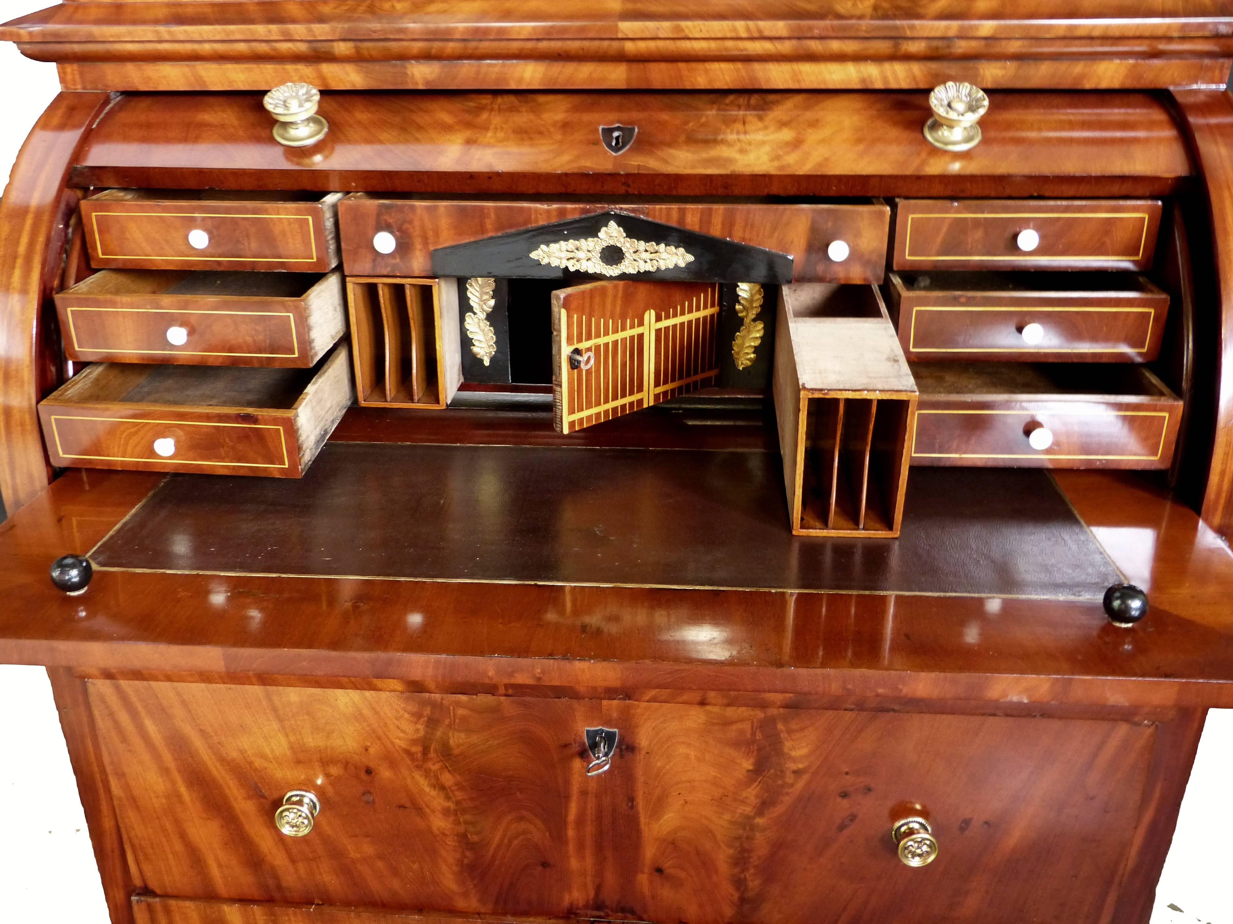 19th Century Biedermeier Cylinder Top Bureau Desk In Excellent Condition In Santander, ES