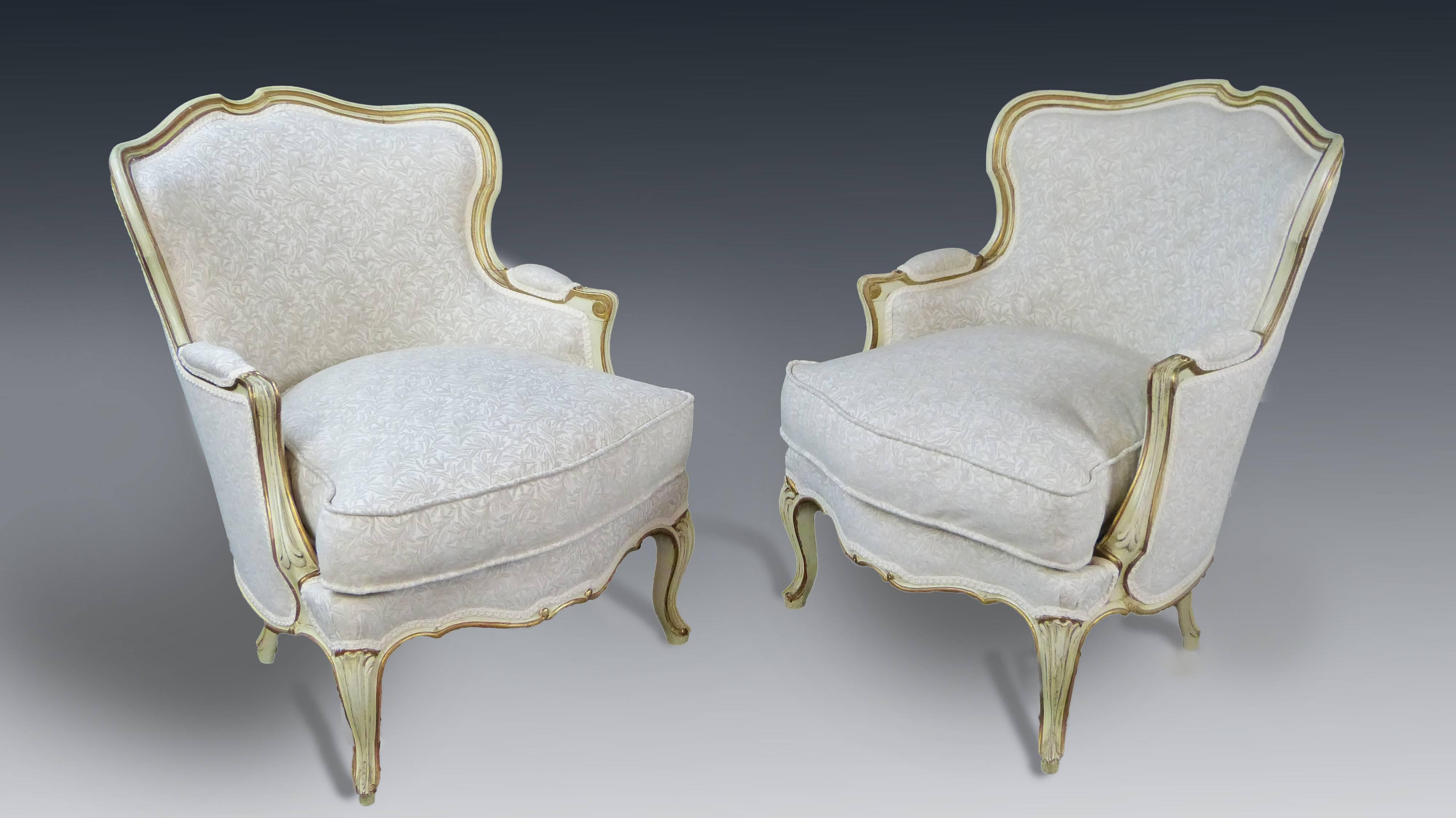 Armchair Pair French Louis XV Style Bergéres Painted and Parcel Gilt In Excellent Condition In Santander, ES