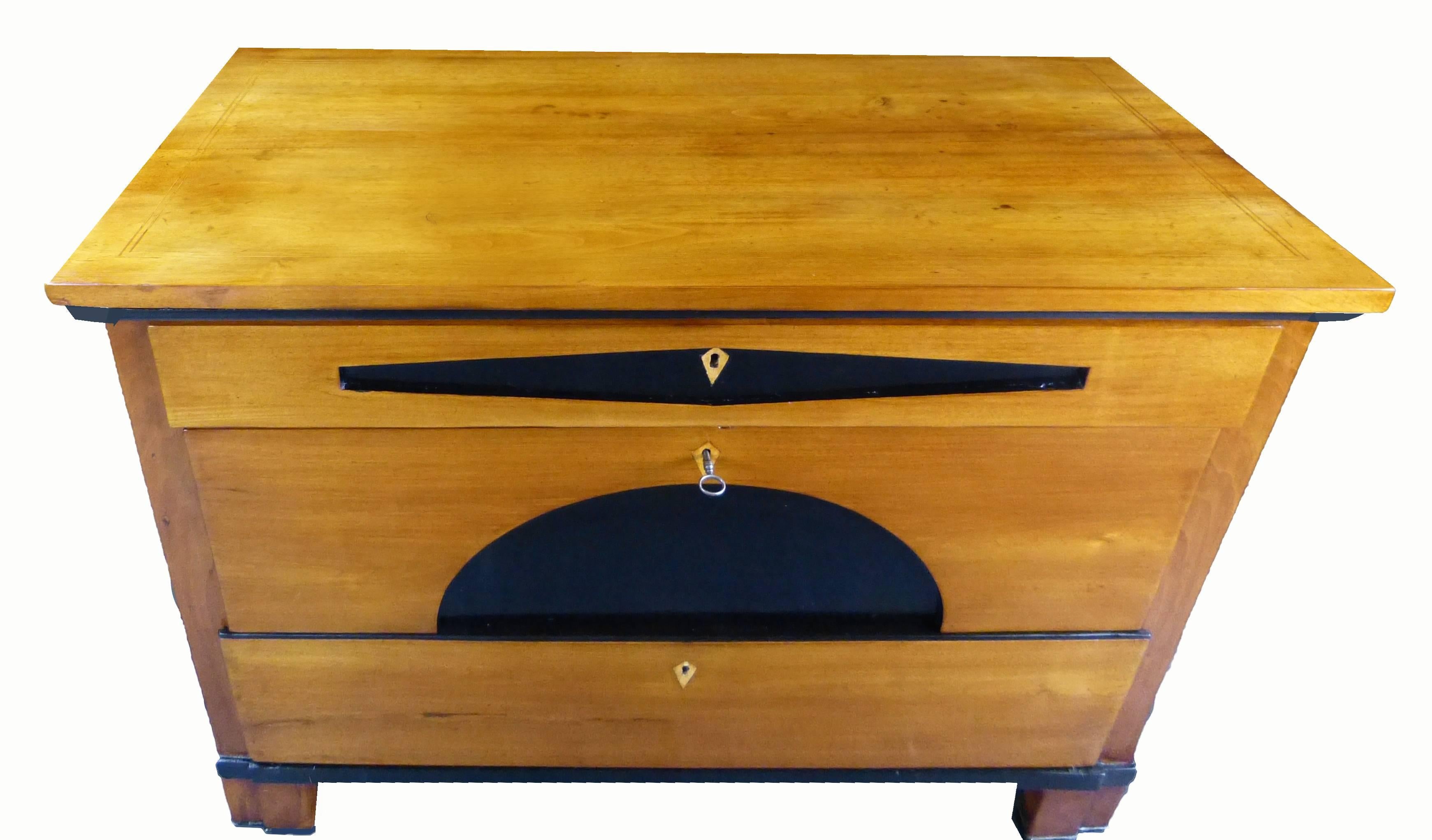 Biedermeier Commode Chest of Drawers 19th Century Maplewood  In Excellent Condition In Santander, ES
